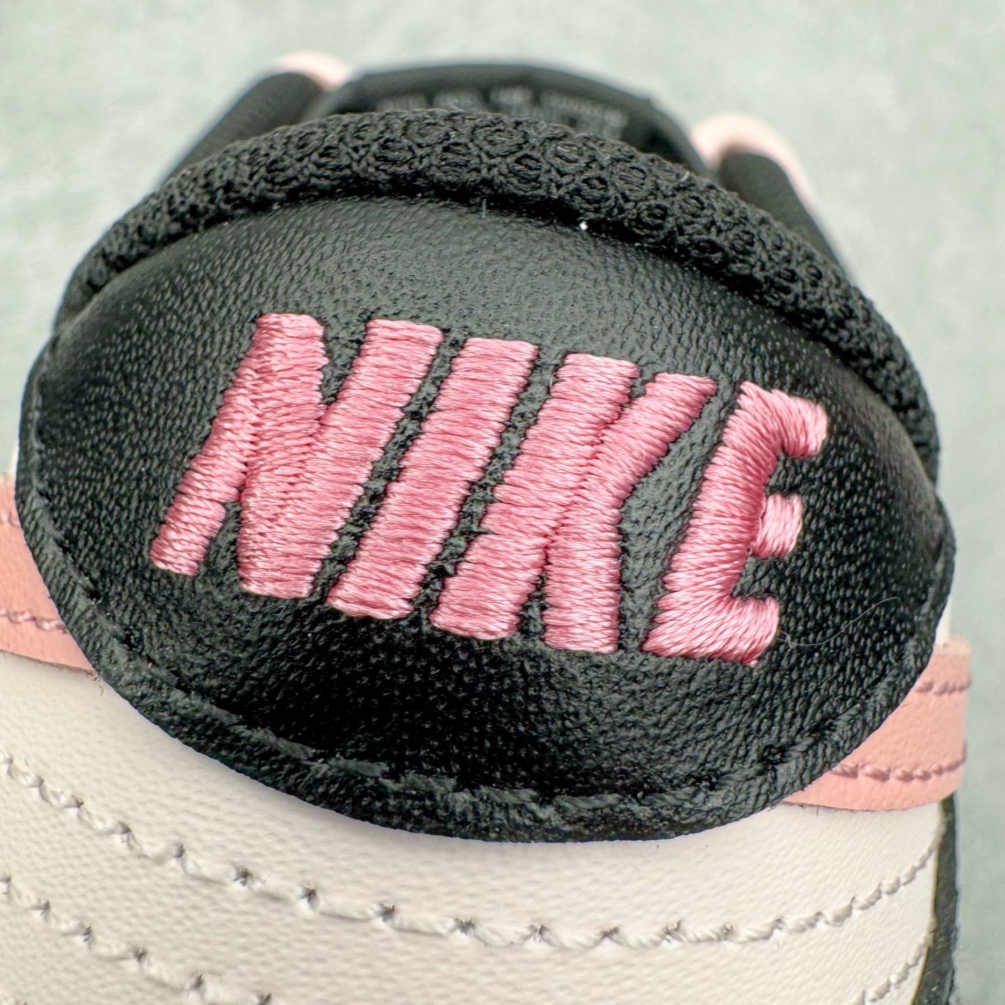 图片[16]-＃YC纯原 NK Dunk Low 莓莓熊 DD1503-101 当甜美的莓果粉，遇见深邃的夜幕黑，谱写出一份给少女心的温柔情书。鞋身如同被莓果汁液浸染过的晨曦，侧翼的粉色Swoosh是划过天际的灵动轨迹。独特的鞋带系统，系住的是不拘一格的个性，它懂得你的甜美，更欣赏你的酷。定制系列天花板 无原鞋不开发 全系列得物原鞋一比一校对开发 配色持续更新中 终端对接 优势输出 全套原厂楦头原纸板数据档案倾力打造 原汁原味莞产 极致还原 圈内最强针车工艺 高端零售指定版 广东原厂配套原盒原标 鞋盒分三个尺码段 原厂冲刀 超高清洁度 全鞋零毛边皮料切割 采用原厂百宏鞋带以及原厂百宏织唛舌标 内标可供原厂几率过验 进口原装条纹中底布 四线拉帮白色点胶 原厂拉帮手法遵循公司 原厂电绣 极致还原 尺码：36 36.5 37.5 38 38.5 39 40 40.5 41 42 42.5 43 44 44.5 45 46-选品中心