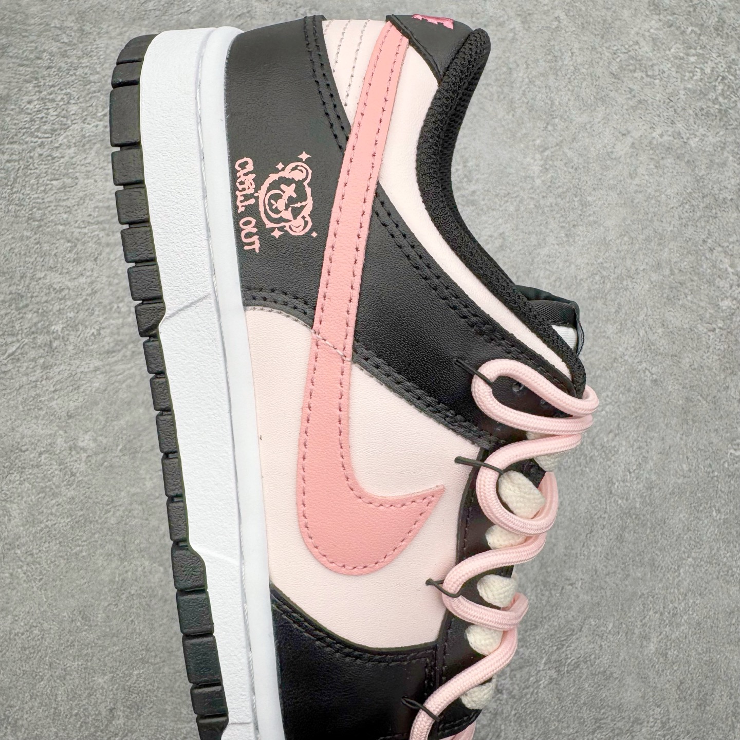 图片[6]-＃YC纯原 NK Dunk Low 莓莓熊 DD1503-101 当甜美的莓果粉，遇见深邃的夜幕黑，谱写出一份给少女心的温柔情书。鞋身如同被莓果汁液浸染过的晨曦，侧翼的粉色Swoosh是划过天际的灵动轨迹。独特的鞋带系统，系住的是不拘一格的个性，它懂得你的甜美，更欣赏你的酷。定制系列天花板 无原鞋不开发 全系列得物原鞋一比一校对开发 配色持续更新中 终端对接 优势输出 全套原厂楦头原纸板数据档案倾力打造 原汁原味莞产 极致还原 圈内最强针车工艺 高端零售指定版 广东原厂配套原盒原标 鞋盒分三个尺码段 原厂冲刀 超高清洁度 全鞋零毛边皮料切割 采用原厂百宏鞋带以及原厂百宏织唛舌标 内标可供原厂几率过验 进口原装条纹中底布 四线拉帮白色点胶 原厂拉帮手法遵循公司 原厂电绣 极致还原 尺码：36 36.5 37.5 38 38.5 39 40 40.5 41 42 42.5 43 44 44.5 45 46-选品中心