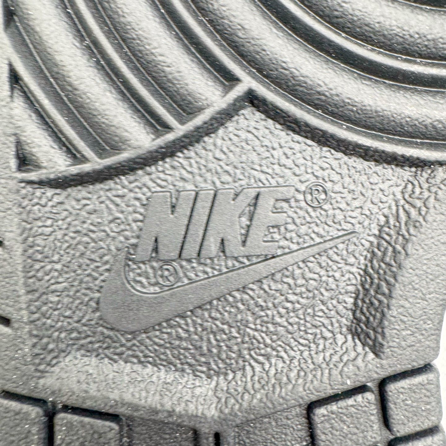 图片[20]-＃YC纯原 NK Dunk Low 莓莓熊 DD1503-101 当甜美的莓果粉，遇见深邃的夜幕黑，谱写出一份给少女心的温柔情书。鞋身如同被莓果汁液浸染过的晨曦，侧翼的粉色Swoosh是划过天际的灵动轨迹。独特的鞋带系统，系住的是不拘一格的个性，它懂得你的甜美，更欣赏你的酷。定制系列天花板 无原鞋不开发 全系列得物原鞋一比一校对开发 配色持续更新中 终端对接 优势输出 全套原厂楦头原纸板数据档案倾力打造 原汁原味莞产 极致还原 圈内最强针车工艺 高端零售指定版 广东原厂配套原盒原标 鞋盒分三个尺码段 原厂冲刀 超高清洁度 全鞋零毛边皮料切割 采用原厂百宏鞋带以及原厂百宏织唛舌标 内标可供原厂几率过验 进口原装条纹中底布 四线拉帮白色点胶 原厂拉帮手法遵循公司 原厂电绣 极致还原 尺码：36 36.5 37.5 38 38.5 39 40 40.5 41 42 42.5 43 44 44.5 45 46-选品中心