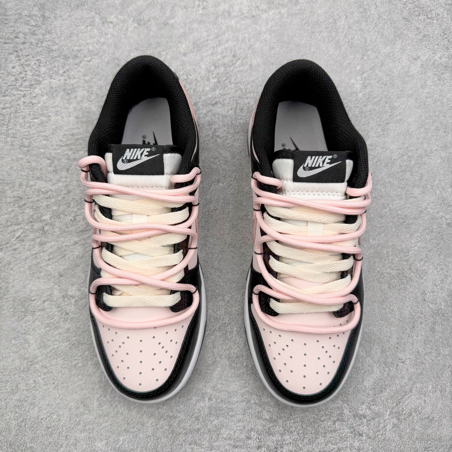 图片[2]-＃YC纯原 NK Dunk Low 莓莓熊 DD1503-101 当甜美的莓果粉，遇见深邃的夜幕黑，谱写出一份给少女心的温柔情书。鞋身如同被莓果汁液浸染过的晨曦，侧翼的粉色Swoosh是划过天际的灵动轨迹。独特的鞋带系统，系住的是不拘一格的个性，它懂得你的甜美，更欣赏你的酷。定制系列天花板 无原鞋不开发 全系列得物原鞋一比一校对开发 配色持续更新中 终端对接 优势输出 全套原厂楦头原纸板数据档案倾力打造 原汁原味莞产 极致还原 圈内最强针车工艺 高端零售指定版 广东原厂配套原盒原标 鞋盒分三个尺码段 原厂冲刀 超高清洁度 全鞋零毛边皮料切割 采用原厂百宏鞋带以及原厂百宏织唛舌标 内标可供原厂几率过验 进口原装条纹中底布 四线拉帮白色点胶 原厂拉帮手法遵循公司 原厂电绣 极致还原 尺码：36 36.5 37.5 38 38.5 39 40 40.5 41 42 42.5 43 44 44.5 45 46-选品中心