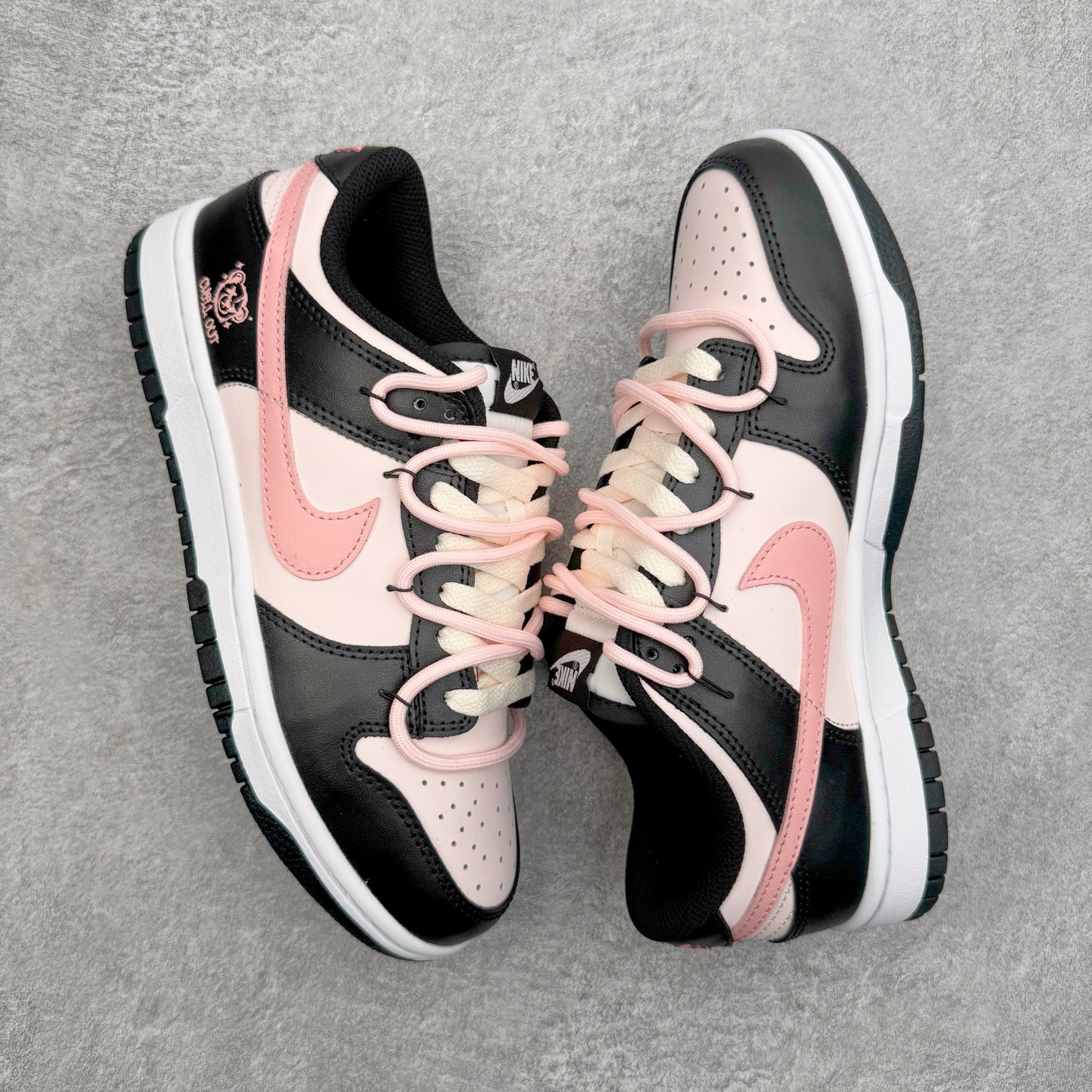 图片[3]-＃YC纯原 NK Dunk Low 莓莓熊 DD1503-101 当甜美的莓果粉，遇见深邃的夜幕黑，谱写出一份给少女心的温柔情书。鞋身如同被莓果汁液浸染过的晨曦，侧翼的粉色Swoosh是划过天际的灵动轨迹。独特的鞋带系统，系住的是不拘一格的个性，它懂得你的甜美，更欣赏你的酷。定制系列天花板 无原鞋不开发 全系列得物原鞋一比一校对开发 配色持续更新中 终端对接 优势输出 全套原厂楦头原纸板数据档案倾力打造 原汁原味莞产 极致还原 圈内最强针车工艺 高端零售指定版 广东原厂配套原盒原标 鞋盒分三个尺码段 原厂冲刀 超高清洁度 全鞋零毛边皮料切割 采用原厂百宏鞋带以及原厂百宏织唛舌标 内标可供原厂几率过验 进口原装条纹中底布 四线拉帮白色点胶 原厂拉帮手法遵循公司 原厂电绣 极致还原 尺码：36 36.5 37.5 38 38.5 39 40 40.5 41 42 42.5 43 44 44.5 45 46-选品中心