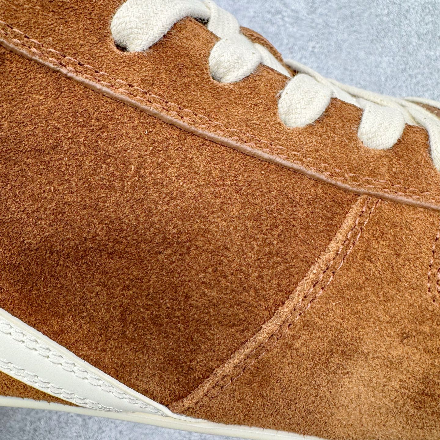 图片[17]-＃GD广顶 RICK OWENS/RO Minimal Sneak 瑞克欧文斯小牛绒面革 圆头系带低帮生活休闲鞋 在纸样剪裁学校学习了两年之后，来自加利福尼亚南部的 RickOwens 开启了自己的设计生涯，他的修身皮夹克和做日针织衫在这些社区备受推崇。2001年，Owens 将其品牌的生产转移到意大利，然后又迁至巴黎。在 Michele Lamy 的强势入驻下，他的系列设计融汇了野兽派设计的经典元素和苦行僧式的部落主义文化。不对称长袍、短裤和长裤、瘦长T恤和 Owens 的标志性 Geobasket 运动鞋，以及与 adidas 经常推出的合作系列，呈现出一种强烈的阳刚之气、未来主义、适于僧侣而又世俗的气质。尺码：39 40 41 42 43 44 45-选品中心