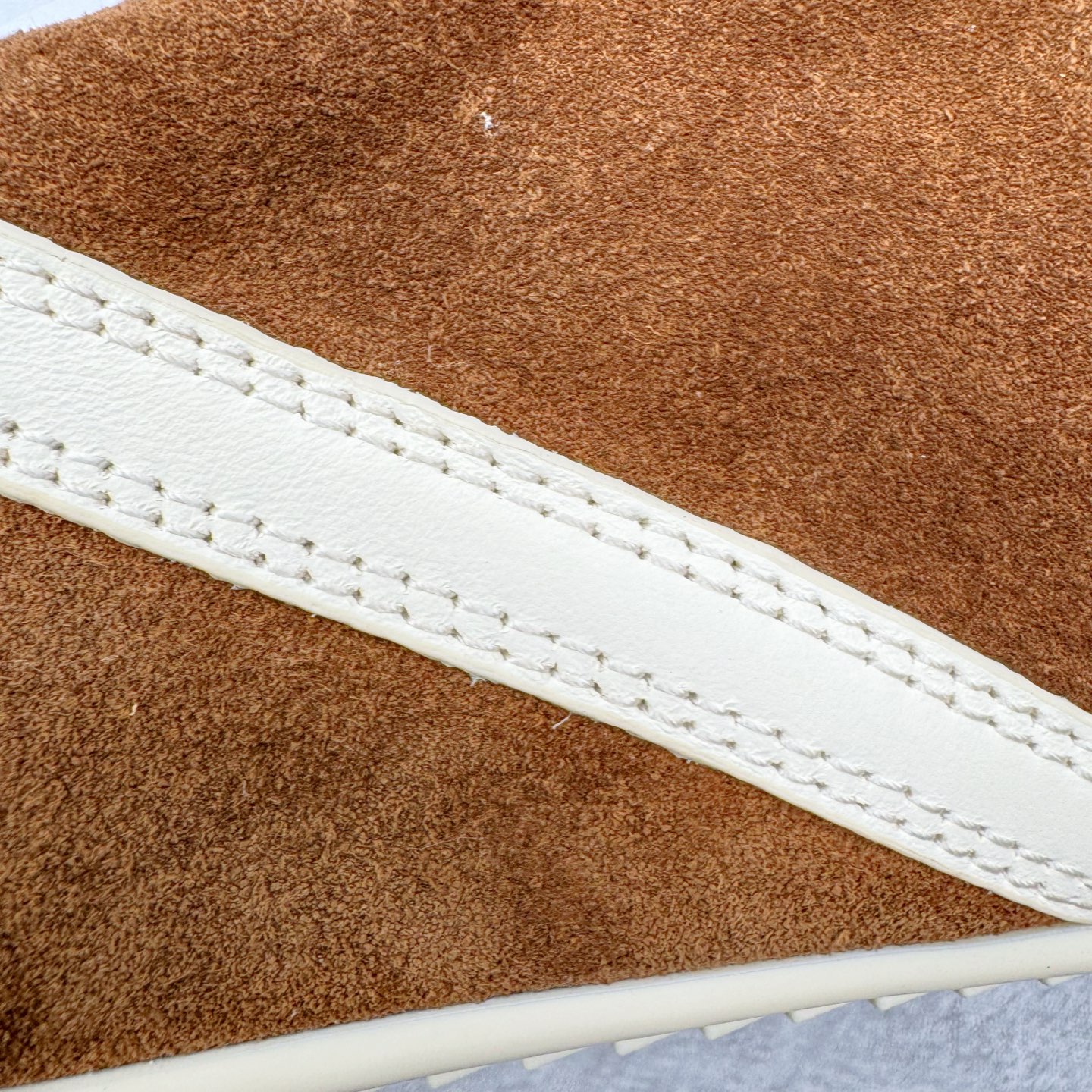 图片[16]-＃GD广顶 RICK OWENS/RO Minimal Sneak 瑞克欧文斯小牛绒面革 圆头系带低帮生活休闲鞋 在纸样剪裁学校学习了两年之后，来自加利福尼亚南部的 RickOwens 开启了自己的设计生涯，他的修身皮夹克和做日针织衫在这些社区备受推崇。2001年，Owens 将其品牌的生产转移到意大利，然后又迁至巴黎。在 Michele Lamy 的强势入驻下，他的系列设计融汇了野兽派设计的经典元素和苦行僧式的部落主义文化。不对称长袍、短裤和长裤、瘦长T恤和 Owens 的标志性 Geobasket 运动鞋，以及与 adidas 经常推出的合作系列，呈现出一种强烈的阳刚之气、未来主义、适于僧侣而又世俗的气质。尺码：39 40 41 42 43 44 45-选品中心