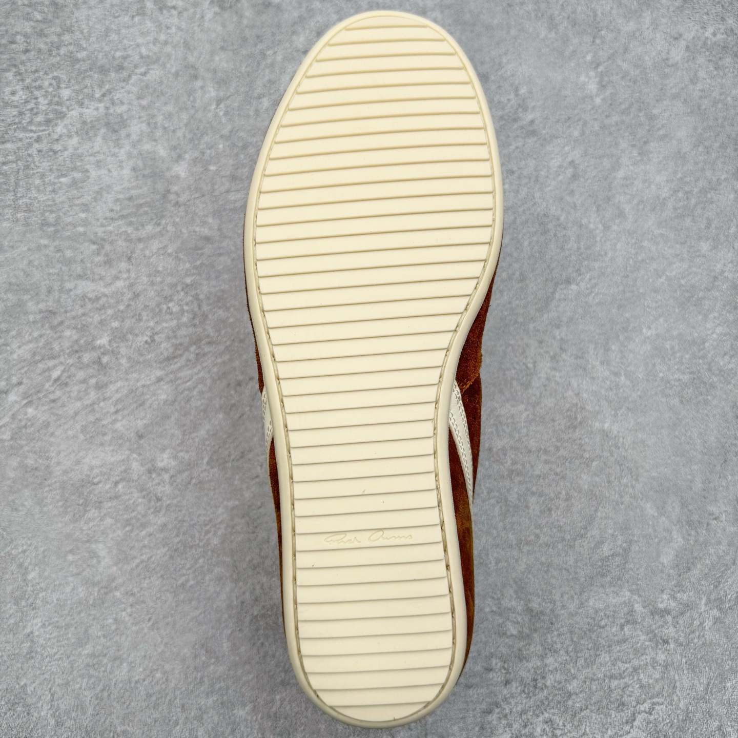 图片[9]-＃GD广顶 RICK OWENS/RO Minimal Sneak 瑞克欧文斯小牛绒面革 圆头系带低帮生活休闲鞋 在纸样剪裁学校学习了两年之后，来自加利福尼亚南部的 RickOwens 开启了自己的设计生涯，他的修身皮夹克和做日针织衫在这些社区备受推崇。2001年，Owens 将其品牌的生产转移到意大利，然后又迁至巴黎。在 Michele Lamy 的强势入驻下，他的系列设计融汇了野兽派设计的经典元素和苦行僧式的部落主义文化。不对称长袍、短裤和长裤、瘦长T恤和 Owens 的标志性 Geobasket 运动鞋，以及与 adidas 经常推出的合作系列，呈现出一种强烈的阳刚之气、未来主义、适于僧侣而又世俗的气质。尺码：39 40 41 42 43 44 45-选品中心