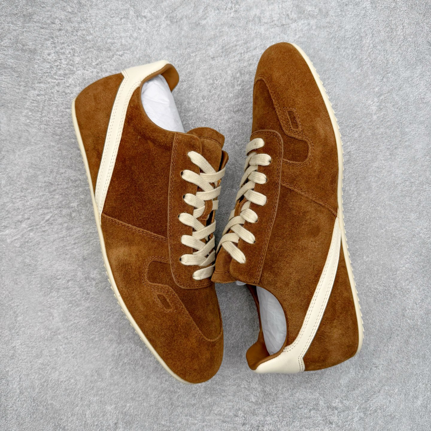 图片[3]-＃GD广顶 RICK OWENS/RO Minimal Sneak 瑞克欧文斯小牛绒面革 圆头系带低帮生活休闲鞋 在纸样剪裁学校学习了两年之后，来自加利福尼亚南部的 RickOwens 开启了自己的设计生涯，他的修身皮夹克和做日针织衫在这些社区备受推崇。2001年，Owens 将其品牌的生产转移到意大利，然后又迁至巴黎。在 Michele Lamy 的强势入驻下，他的系列设计融汇了野兽派设计的经典元素和苦行僧式的部落主义文化。不对称长袍、短裤和长裤、瘦长T恤和 Owens 的标志性 Geobasket 运动鞋，以及与 adidas 经常推出的合作系列，呈现出一种强烈的阳刚之气、未来主义、适于僧侣而又世俗的气质。尺码：39 40 41 42 43 44 45-选品中心