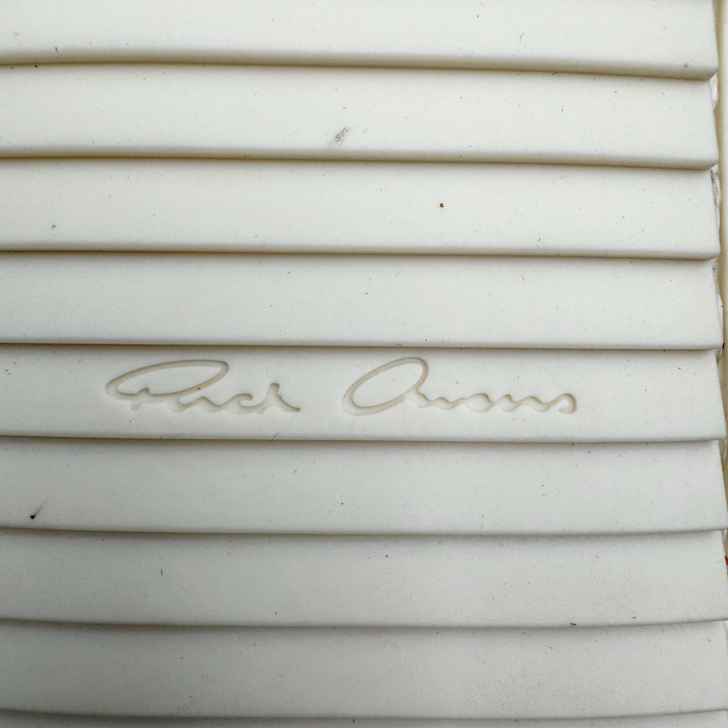 图片[18]-＃GD广顶 RICK OWENS/RO Minimal Sneak 瑞克欧文斯小牛绒面革 圆头系带低帮生活休闲鞋 在纸样剪裁学校学习了两年之后，来自加利福尼亚南部的 RickOwens 开启了自己的设计生涯，他的修身皮夹克和做日针织衫在这些社区备受推崇。2001年，Owens 将其品牌的生产转移到意大利，然后又迁至巴黎。在 Michele Lamy 的强势入驻下，他的系列设计融汇了野兽派设计的经典元素和苦行僧式的部落主义文化。不对称长袍、短裤和长裤、瘦长T恤和 Owens 的标志性 Geobasket 运动鞋，以及与 adidas 经常推出的合作系列，呈现出一种强烈的阳刚之气、未来主义、适于僧侣而又世俗的气质。尺码：39 40 41 42 43 44 45-选品中心