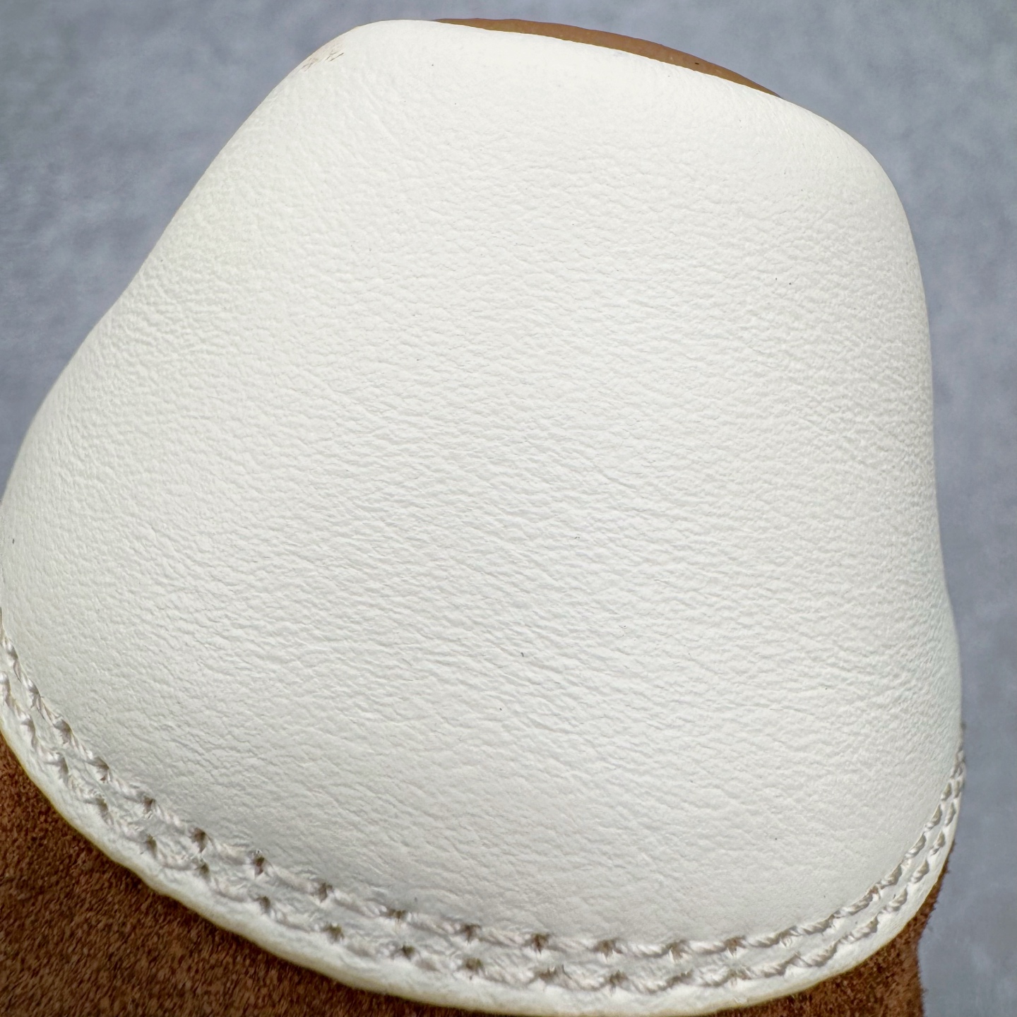 图片[15]-＃GD广顶 RICK OWENS/RO Minimal Sneak 瑞克欧文斯小牛绒面革 圆头系带低帮生活休闲鞋 在纸样剪裁学校学习了两年之后，来自加利福尼亚南部的 RickOwens 开启了自己的设计生涯，他的修身皮夹克和做日针织衫在这些社区备受推崇。2001年，Owens 将其品牌的生产转移到意大利，然后又迁至巴黎。在 Michele Lamy 的强势入驻下，他的系列设计融汇了野兽派设计的经典元素和苦行僧式的部落主义文化。不对称长袍、短裤和长裤、瘦长T恤和 Owens 的标志性 Geobasket 运动鞋，以及与 adidas 经常推出的合作系列，呈现出一种强烈的阳刚之气、未来主义、适于僧侣而又世俗的气质。尺码：39 40 41 42 43 44 45-选品中心