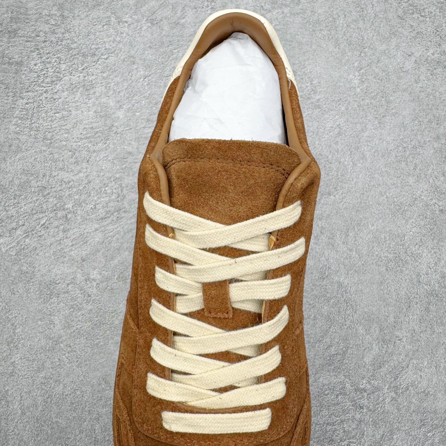 图片[5]-＃GD广顶 RICK OWENS/RO Minimal Sneak 瑞克欧文斯小牛绒面革 圆头系带低帮生活休闲鞋 在纸样剪裁学校学习了两年之后，来自加利福尼亚南部的 RickOwens 开启了自己的设计生涯，他的修身皮夹克和做日针织衫在这些社区备受推崇。2001年，Owens 将其品牌的生产转移到意大利，然后又迁至巴黎。在 Michele Lamy 的强势入驻下，他的系列设计融汇了野兽派设计的经典元素和苦行僧式的部落主义文化。不对称长袍、短裤和长裤、瘦长T恤和 Owens 的标志性 Geobasket 运动鞋，以及与 adidas 经常推出的合作系列，呈现出一种强烈的阳刚之气、未来主义、适于僧侣而又世俗的气质。尺码：39 40 41 42 43 44 45-选品中心