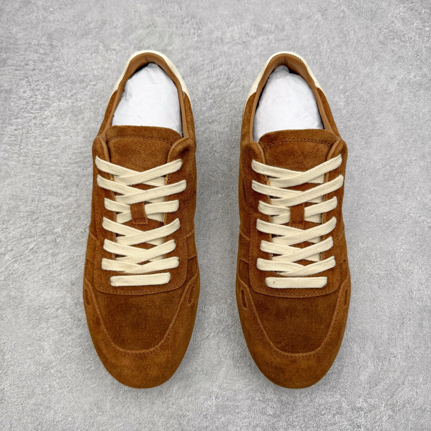 图片[2]-＃GD广顶 RICK OWENS/RO Minimal Sneak 瑞克欧文斯小牛绒面革 圆头系带低帮生活休闲鞋 在纸样剪裁学校学习了两年之后，来自加利福尼亚南部的 RickOwens 开启了自己的设计生涯，他的修身皮夹克和做日针织衫在这些社区备受推崇。2001年，Owens 将其品牌的生产转移到意大利，然后又迁至巴黎。在 Michele Lamy 的强势入驻下，他的系列设计融汇了野兽派设计的经典元素和苦行僧式的部落主义文化。不对称长袍、短裤和长裤、瘦长T恤和 Owens 的标志性 Geobasket 运动鞋，以及与 adidas 经常推出的合作系列，呈现出一种强烈的阳刚之气、未来主义、适于僧侣而又世俗的气质。尺码：39 40 41 42 43 44 45-选品中心