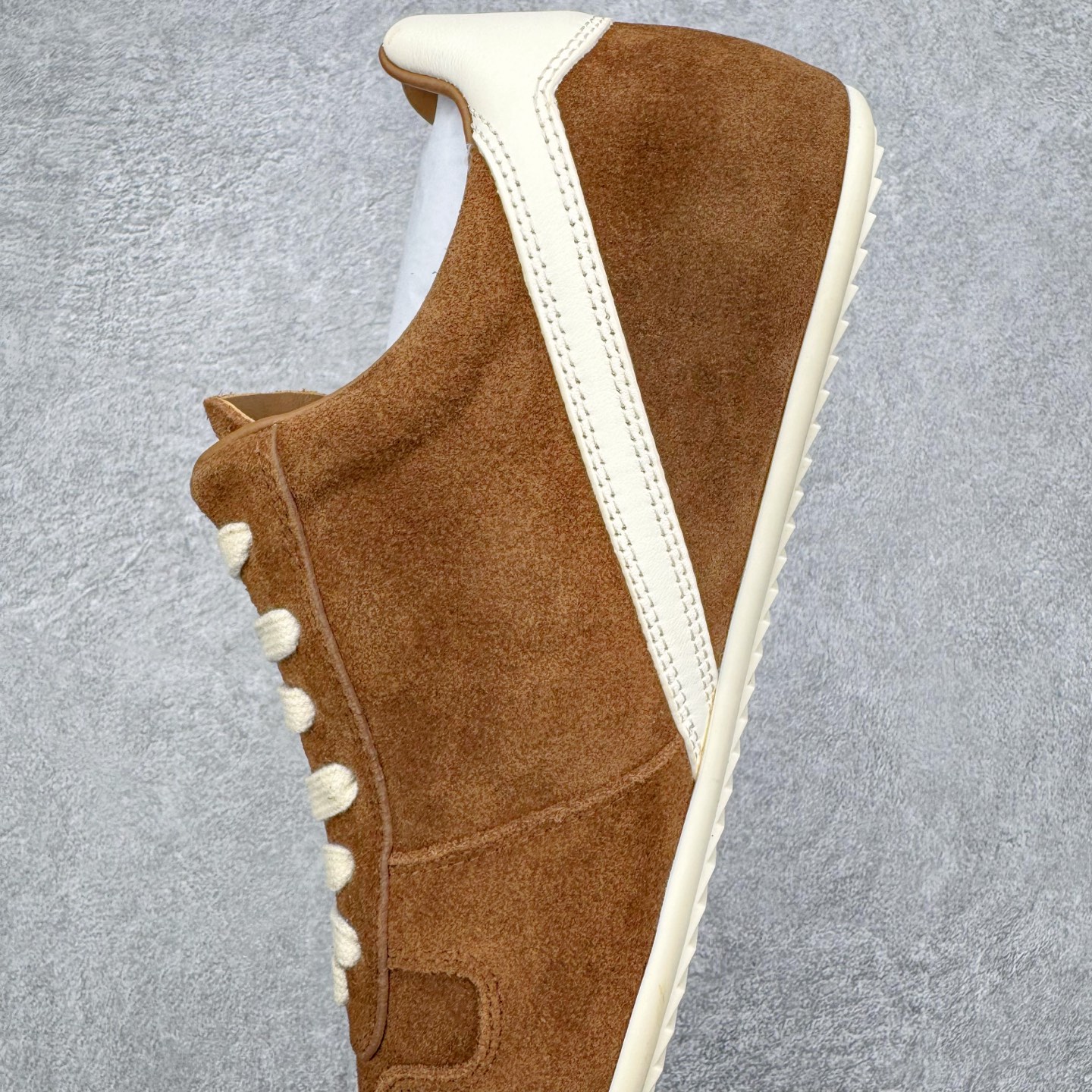 图片[7]-＃GD广顶 RICK OWENS/RO Minimal Sneak 瑞克欧文斯小牛绒面革 圆头系带低帮生活休闲鞋 在纸样剪裁学校学习了两年之后，来自加利福尼亚南部的 RickOwens 开启了自己的设计生涯，他的修身皮夹克和做日针织衫在这些社区备受推崇。2001年，Owens 将其品牌的生产转移到意大利，然后又迁至巴黎。在 Michele Lamy 的强势入驻下，他的系列设计融汇了野兽派设计的经典元素和苦行僧式的部落主义文化。不对称长袍、短裤和长裤、瘦长T恤和 Owens 的标志性 Geobasket 运动鞋，以及与 adidas 经常推出的合作系列，呈现出一种强烈的阳刚之气、未来主义、适于僧侣而又世俗的气质。尺码：39 40 41 42 43 44 45-选品中心