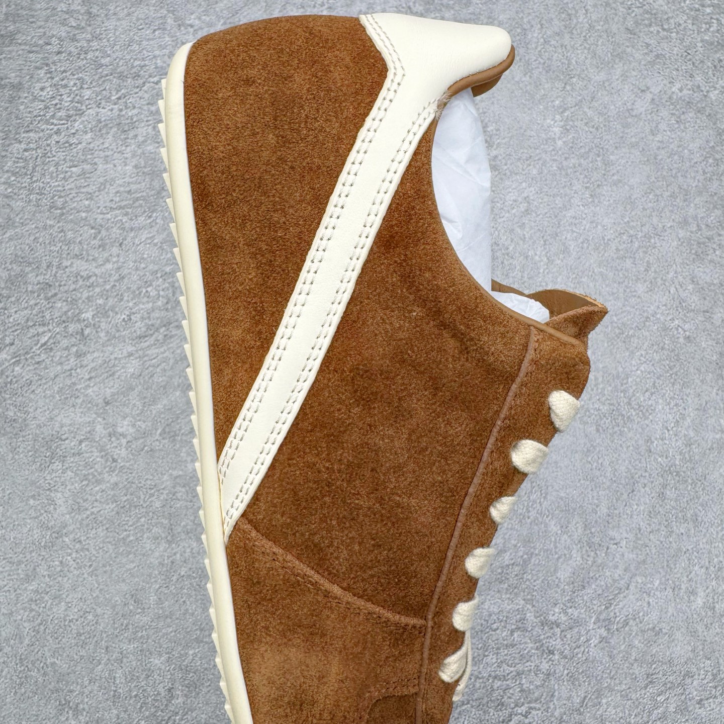 图片[6]-＃GD广顶 RICK OWENS/RO Minimal Sneak 瑞克欧文斯小牛绒面革 圆头系带低帮生活休闲鞋 在纸样剪裁学校学习了两年之后，来自加利福尼亚南部的 RickOwens 开启了自己的设计生涯，他的修身皮夹克和做日针织衫在这些社区备受推崇。2001年，Owens 将其品牌的生产转移到意大利，然后又迁至巴黎。在 Michele Lamy 的强势入驻下，他的系列设计融汇了野兽派设计的经典元素和苦行僧式的部落主义文化。不对称长袍、短裤和长裤、瘦长T恤和 Owens 的标志性 Geobasket 运动鞋，以及与 adidas 经常推出的合作系列，呈现出一种强烈的阳刚之气、未来主义、适于僧侣而又世俗的气质。尺码：39 40 41 42 43 44 45-选品中心