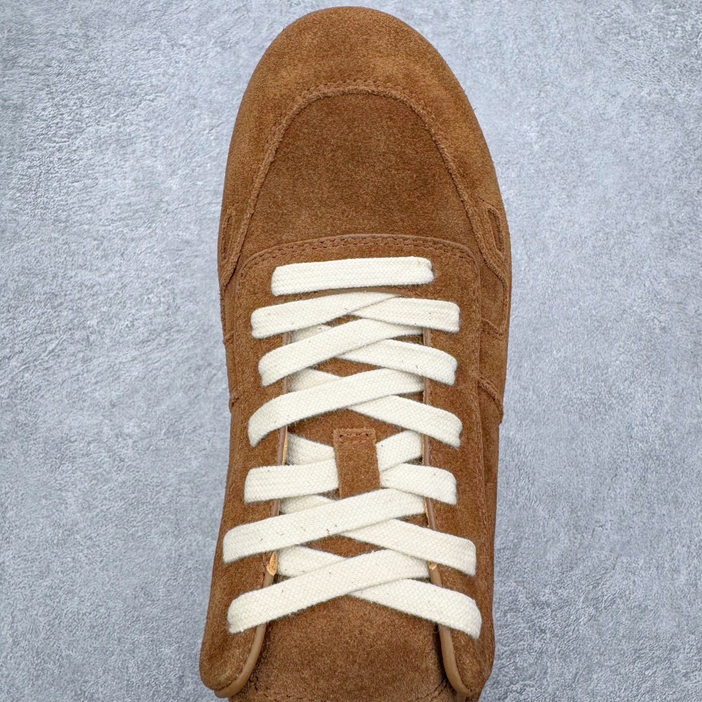 图片[4]-＃GD广顶 RICK OWENS/RO Minimal Sneak 瑞克欧文斯小牛绒面革 圆头系带低帮生活休闲鞋 在纸样剪裁学校学习了两年之后，来自加利福尼亚南部的 RickOwens 开启了自己的设计生涯，他的修身皮夹克和做日针织衫在这些社区备受推崇。2001年，Owens 将其品牌的生产转移到意大利，然后又迁至巴黎。在 Michele Lamy 的强势入驻下，他的系列设计融汇了野兽派设计的经典元素和苦行僧式的部落主义文化。不对称长袍、短裤和长裤、瘦长T恤和 Owens 的标志性 Geobasket 运动鞋，以及与 adidas 经常推出的合作系列，呈现出一种强烈的阳刚之气、未来主义、适于僧侣而又世俗的气质。尺码：39 40 41 42 43 44 45-选品中心