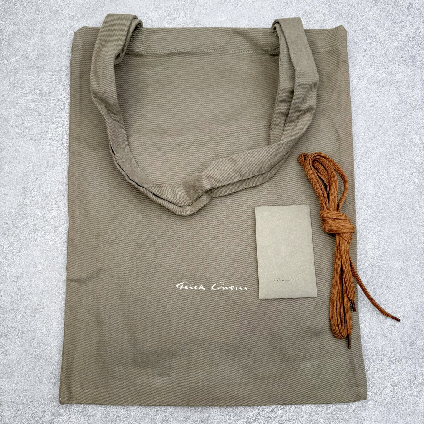 图片[19]-＃GD广顶 RICK OWENS/RO Minimal Sneak 瑞克欧文斯小牛绒面革 圆头系带低帮生活休闲鞋 在纸样剪裁学校学习了两年之后，来自加利福尼亚南部的 RickOwens 开启了自己的设计生涯，他的修身皮夹克和做日针织衫在这些社区备受推崇。2001年，Owens 将其品牌的生产转移到意大利，然后又迁至巴黎。在 Michele Lamy 的强势入驻下，他的系列设计融汇了野兽派设计的经典元素和苦行僧式的部落主义文化。不对称长袍、短裤和长裤、瘦长T恤和 Owens 的标志性 Geobasket 运动鞋，以及与 adidas 经常推出的合作系列，呈现出一种强烈的阳刚之气、未来主义、适于僧侣而又世俗的气质。尺码：39 40 41 42 43 44 45-选品中心