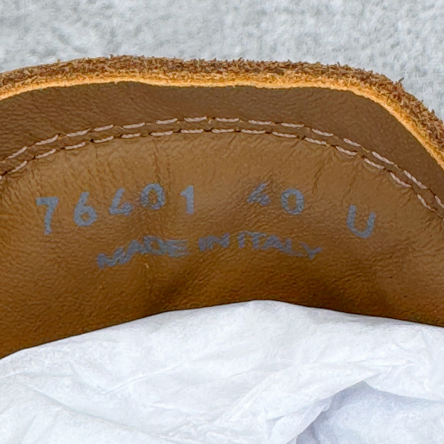 图片[12]-＃GD广顶 RICK OWENS/RO Minimal Sneak 瑞克欧文斯小牛绒面革 圆头系带低帮生活休闲鞋 在纸样剪裁学校学习了两年之后，来自加利福尼亚南部的 RickOwens 开启了自己的设计生涯，他的修身皮夹克和做日针织衫在这些社区备受推崇。2001年，Owens 将其品牌的生产转移到意大利，然后又迁至巴黎。在 Michele Lamy 的强势入驻下，他的系列设计融汇了野兽派设计的经典元素和苦行僧式的部落主义文化。不对称长袍、短裤和长裤、瘦长T恤和 Owens 的标志性 Geobasket 运动鞋，以及与 adidas 经常推出的合作系列，呈现出一种强烈的阳刚之气、未来主义、适于僧侣而又世俗的气质。尺码：39 40 41 42 43 44 45-选品中心