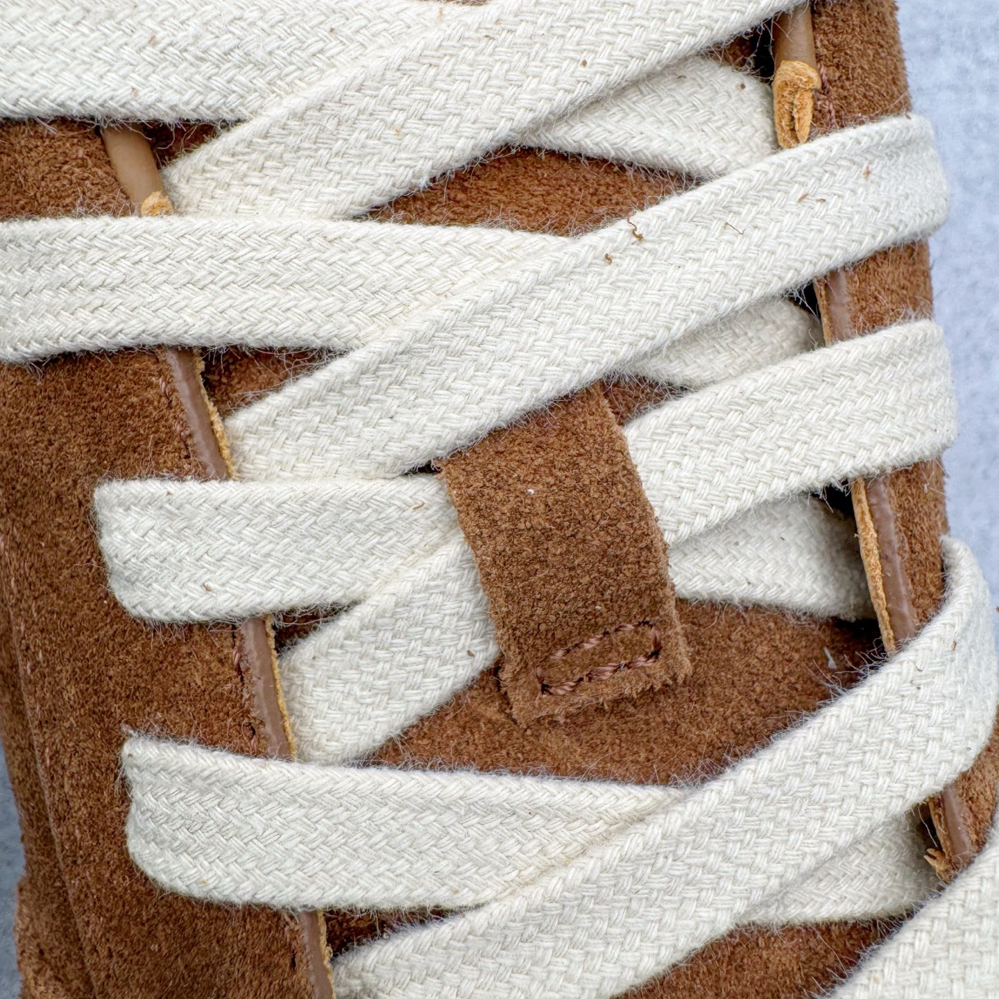 图片[13]-＃GD广顶 RICK OWENS/RO Minimal Sneak 瑞克欧文斯小牛绒面革 圆头系带低帮生活休闲鞋 在纸样剪裁学校学习了两年之后，来自加利福尼亚南部的 RickOwens 开启了自己的设计生涯，他的修身皮夹克和做日针织衫在这些社区备受推崇。2001年，Owens 将其品牌的生产转移到意大利，然后又迁至巴黎。在 Michele Lamy 的强势入驻下，他的系列设计融汇了野兽派设计的经典元素和苦行僧式的部落主义文化。不对称长袍、短裤和长裤、瘦长T恤和 Owens 的标志性 Geobasket 运动鞋，以及与 adidas 经常推出的合作系列，呈现出一种强烈的阳刚之气、未来主义、适于僧侣而又世俗的气质。尺码：39 40 41 42 43 44 45-选品中心