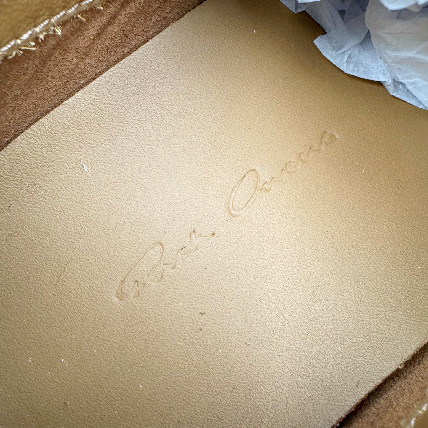 图片[11]-＃GD广顶 RICK OWENS/RO Minimal Sneak 瑞克欧文斯小牛绒面革 圆头系带低帮生活休闲鞋 在纸样剪裁学校学习了两年之后，来自加利福尼亚南部的 RickOwens 开启了自己的设计生涯，他的修身皮夹克和做日针织衫在这些社区备受推崇。2001年，Owens 将其品牌的生产转移到意大利，然后又迁至巴黎。在 Michele Lamy 的强势入驻下，他的系列设计融汇了野兽派设计的经典元素和苦行僧式的部落主义文化。不对称长袍、短裤和长裤、瘦长T恤和 Owens 的标志性 Geobasket 运动鞋，以及与 adidas 经常推出的合作系列，呈现出一种强烈的阳刚之气、未来主义、适于僧侣而又世俗的气质。尺码：39 40 41 42 43 44 45-选品中心