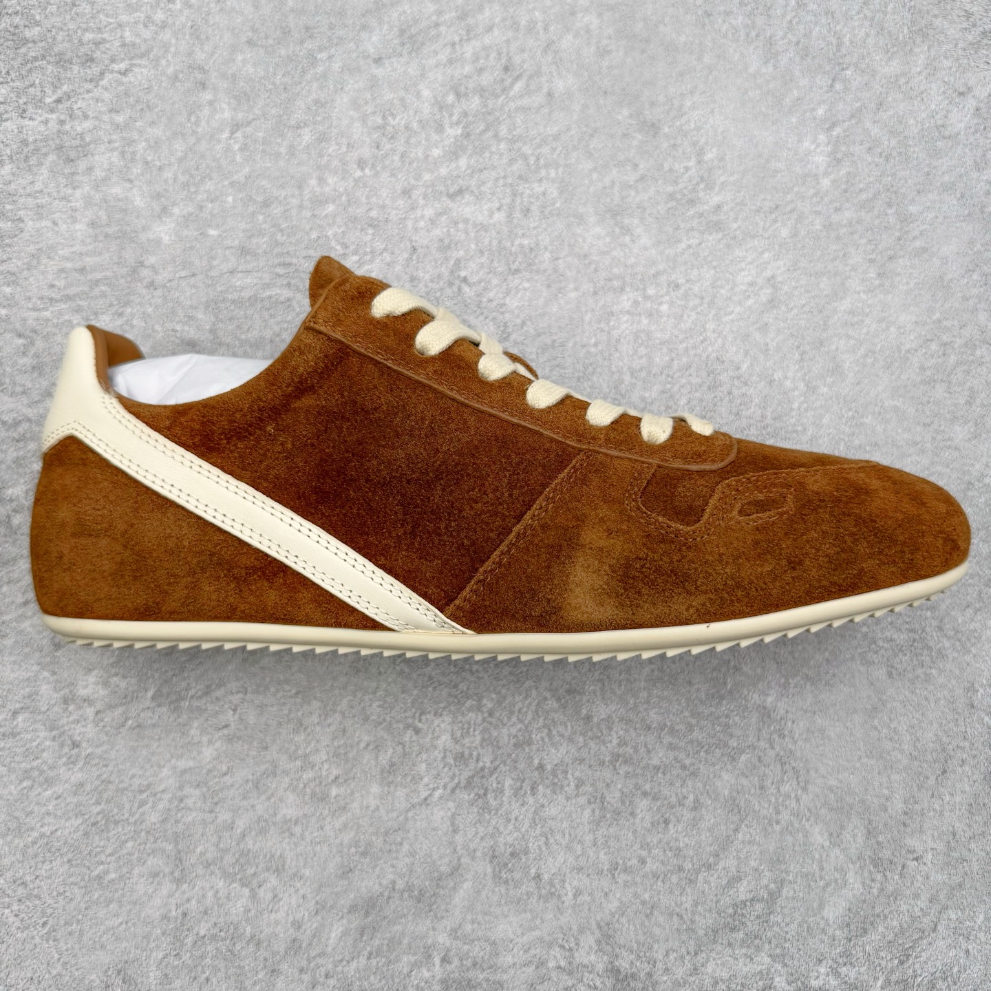 ＃GD广顶 RICK OWENS/RO Minimal Sneak 瑞克欧文斯小牛绒面革 圆头系带低帮生活休闲鞋 在纸样剪裁学校学习了两年之后，来自加利福尼亚南部的 RickOwens 开启了自己的设计生涯，他的修身皮夹克和做日针织衫在这些社区备受推崇。2001年，Owens 将其品牌的生产转移到意大利，然后又迁至巴黎。在 Michele Lamy 的强势入驻下，他的系列设计融汇了野兽派设计的经典元素和苦行僧式的部落主义文化。不对称长袍、短裤和长裤、瘦长T恤和 Owens 的标志性 Geobasket 运动鞋，以及与 adidas 经常推出的合作系列，呈现出一种强烈的阳刚之气、未来主义、适于僧侣而又世俗的气质。尺码：39 40 41 42 43 44 45-选品中心