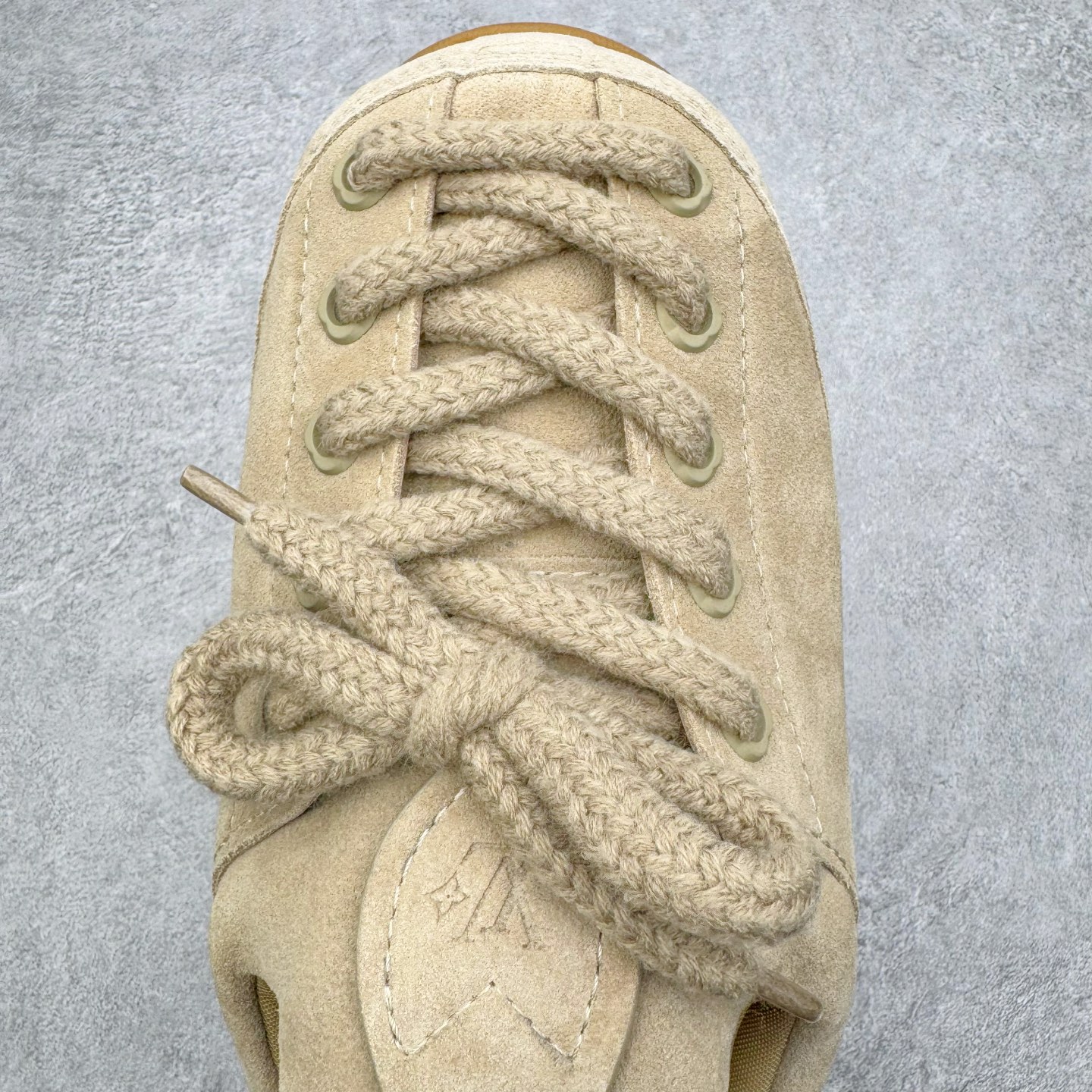 图片[4]-＃GD广顶 LOUIS VUITTON x Nigo lv联名款 Yeti FW25 绒面牛皮革圆头系带阿甘鞋及踝雪地靴 男女同款 外贸零售特供批次 2023全新纸板数据 印花高频效果碾压市面 市售天花板产物 耗时半年巨作 全套原厂新版原纸板楦头开发 原厂特供皮料加持 市场所有版本中综合最强的货品 GD实力大厂出品 全网最全配色更新最快 最成熟的做工稳定的品控 完美鞋型超高的清洁度 零毛边线头瑕疵 全套原楦原纸版原鞋开模 全网最具灵魂的版型 正确原装黄色鞋盒 正确中底印花 鞋面印花3D高频深度立体 全鞋电脑针车 紧密相连 针距密度一致 环保乳胶注塑鞋垫 厚度脚感还原原版 皮面裁剪部位 统一油边封口工艺 原装橡胶大底含胶量大底组合零偏差 专柜全套包装 防尘袋 说明书 质保卡 男女鞋 尺码：35 36 37 38 39 40 41 42 43 44 45-选品中心