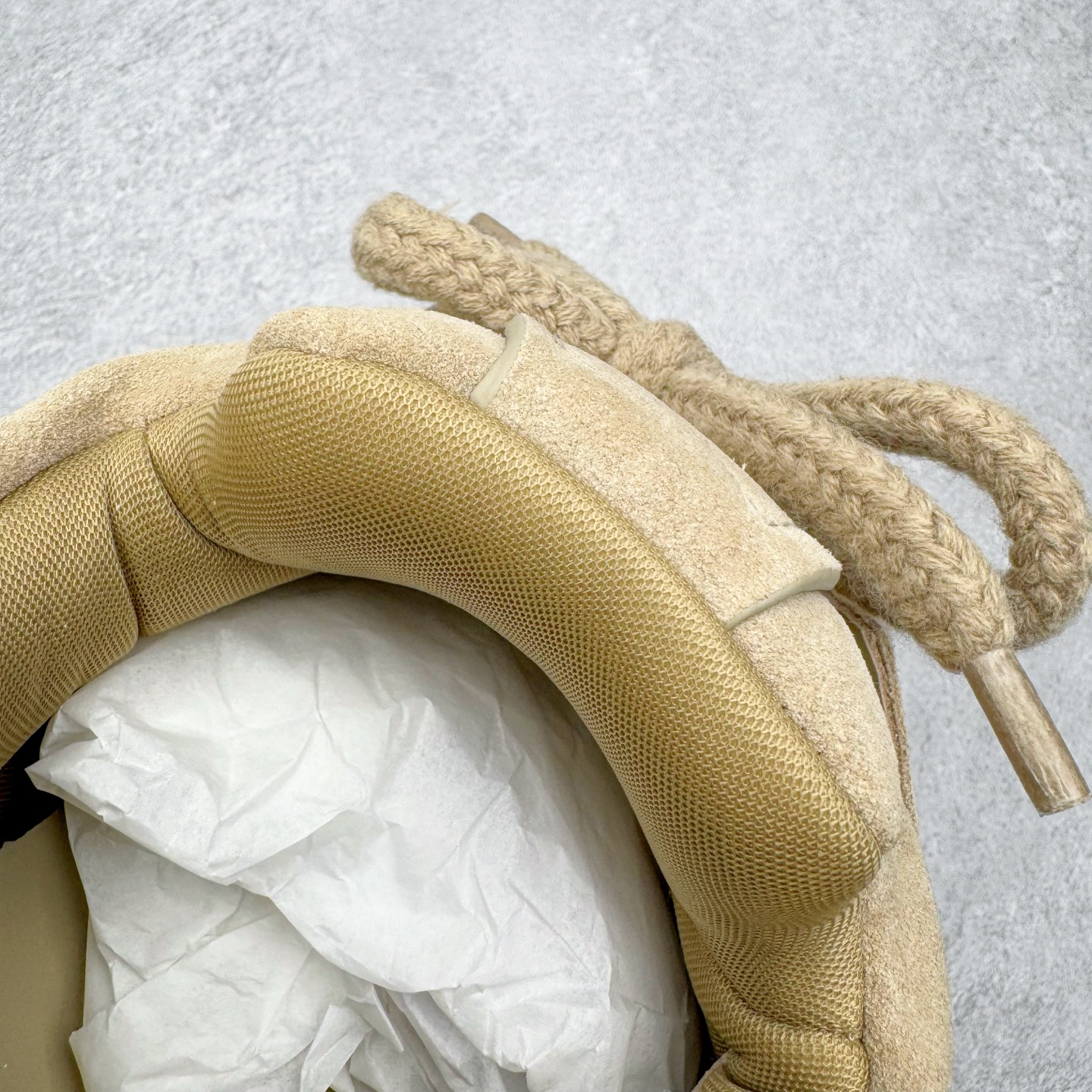 图片[16]-＃GD广顶 LOUIS VUITTON x Nigo lv联名款 Yeti FW25 绒面牛皮革圆头系带阿甘鞋及踝雪地靴 男女同款 外贸零售特供批次 2023全新纸板数据 印花高频效果碾压市面 市售天花板产物 耗时半年巨作 全套原厂新版原纸板楦头开发 原厂特供皮料加持 市场所有版本中综合最强的货品 GD实力大厂出品 全网最全配色更新最快 最成熟的做工稳定的品控 完美鞋型超高的清洁度 零毛边线头瑕疵 全套原楦原纸版原鞋开模 全网最具灵魂的版型 正确原装黄色鞋盒 正确中底印花 鞋面印花3D高频深度立体 全鞋电脑针车 紧密相连 针距密度一致 环保乳胶注塑鞋垫 厚度脚感还原原版 皮面裁剪部位 统一油边封口工艺 原装橡胶大底含胶量大底组合零偏差 专柜全套包装 防尘袋 说明书 质保卡 男女鞋 尺码：35 36 37 38 39 40 41 42 43 44 45-选品中心