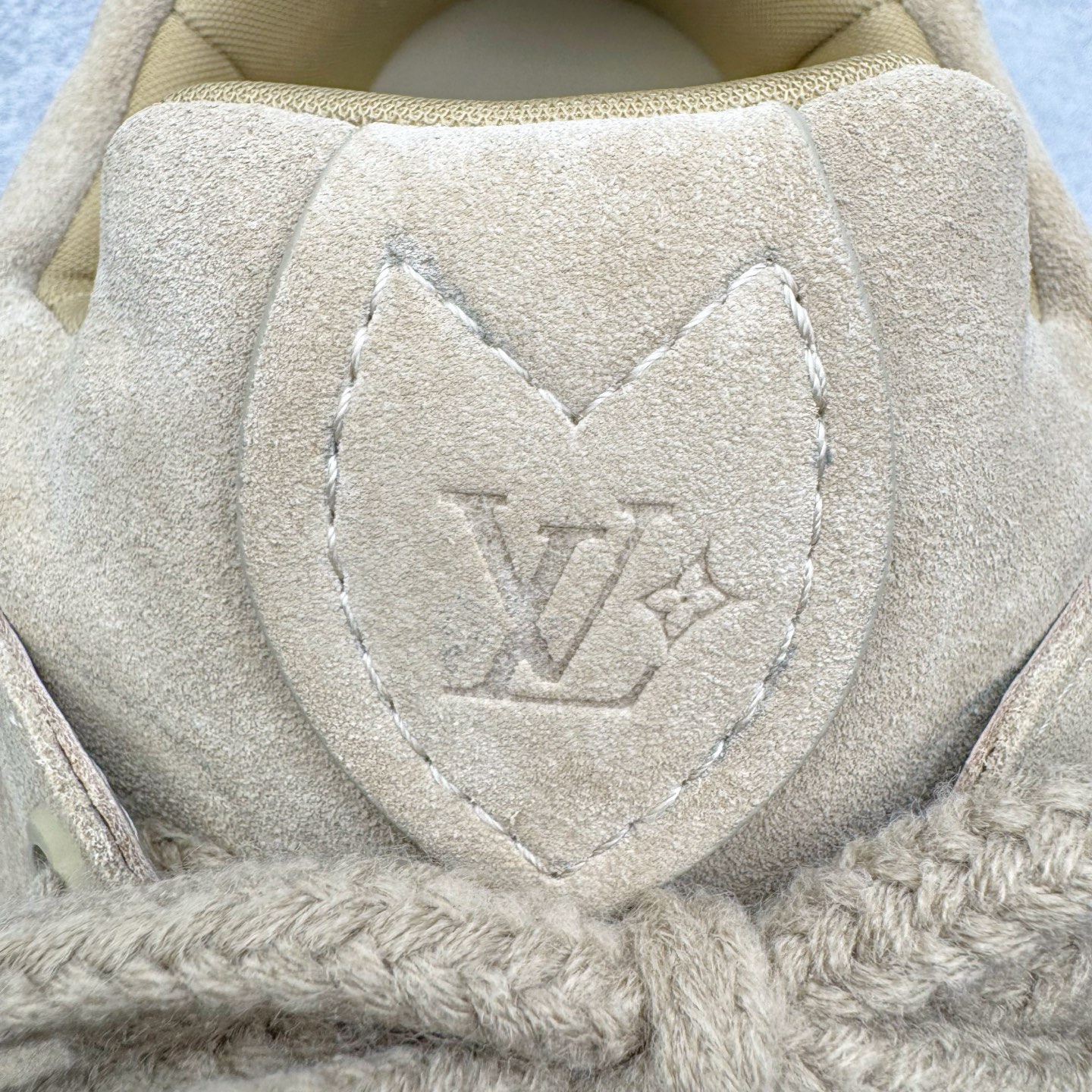 图片[14]-＃GD广顶 LOUIS VUITTON x Nigo lv联名款 Yeti FW25 绒面牛皮革圆头系带阿甘鞋及踝雪地靴 男女同款 外贸零售特供批次 2023全新纸板数据 印花高频效果碾压市面 市售天花板产物 耗时半年巨作 全套原厂新版原纸板楦头开发 原厂特供皮料加持 市场所有版本中综合最强的货品 GD实力大厂出品 全网最全配色更新最快 最成熟的做工稳定的品控 完美鞋型超高的清洁度 零毛边线头瑕疵 全套原楦原纸版原鞋开模 全网最具灵魂的版型 正确原装黄色鞋盒 正确中底印花 鞋面印花3D高频深度立体 全鞋电脑针车 紧密相连 针距密度一致 环保乳胶注塑鞋垫 厚度脚感还原原版 皮面裁剪部位 统一油边封口工艺 原装橡胶大底含胶量大底组合零偏差 专柜全套包装 防尘袋 说明书 质保卡 男女鞋 尺码：35 36 37 38 39 40 41 42 43 44 45-选品中心