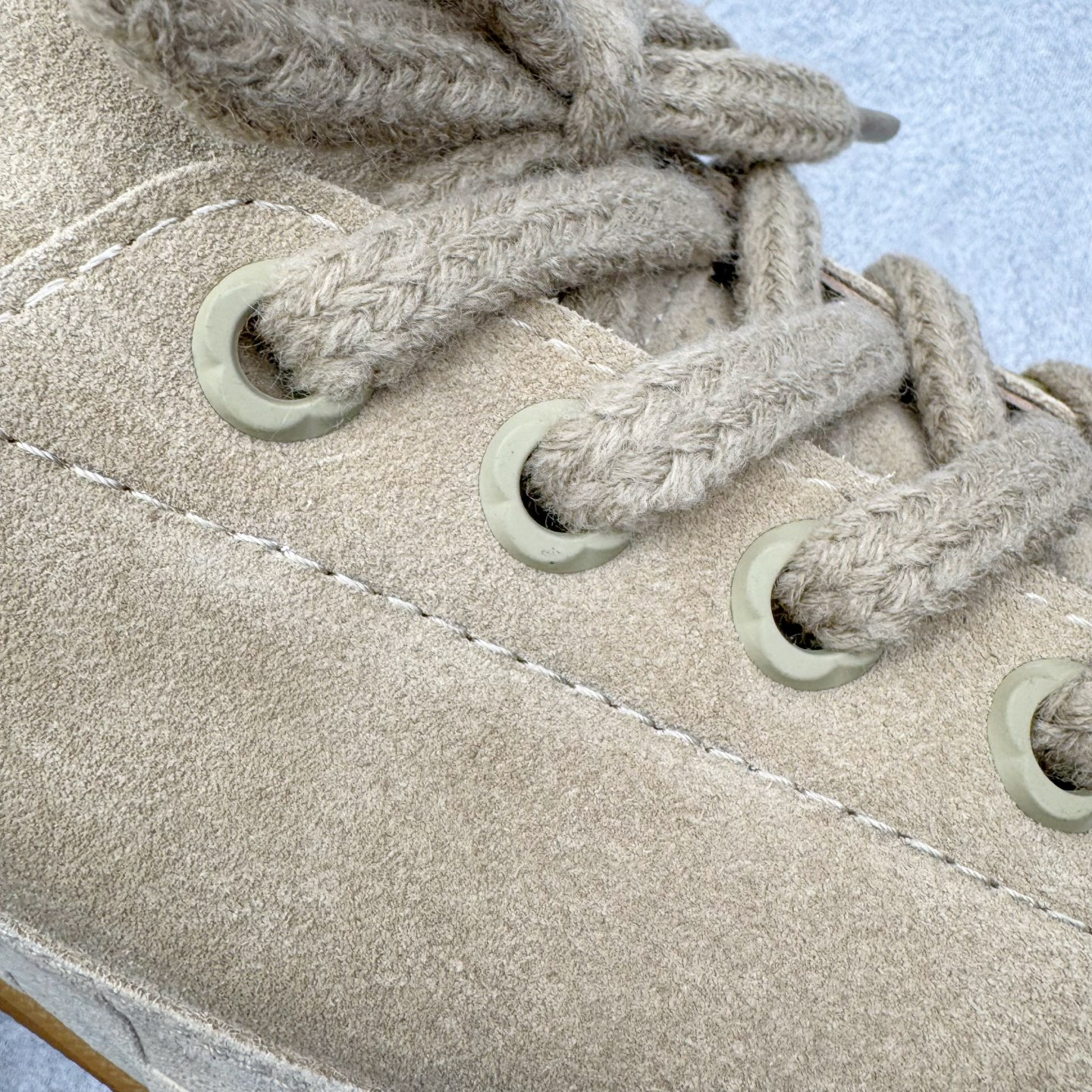 图片[17]-＃GD广顶 LOUIS VUITTON x Nigo lv联名款 Yeti FW25 绒面牛皮革圆头系带阿甘鞋及踝雪地靴 男女同款 外贸零售特供批次 2023全新纸板数据 印花高频效果碾压市面 市售天花板产物 耗时半年巨作 全套原厂新版原纸板楦头开发 原厂特供皮料加持 市场所有版本中综合最强的货品 GD实力大厂出品 全网最全配色更新最快 最成熟的做工稳定的品控 完美鞋型超高的清洁度 零毛边线头瑕疵 全套原楦原纸版原鞋开模 全网最具灵魂的版型 正确原装黄色鞋盒 正确中底印花 鞋面印花3D高频深度立体 全鞋电脑针车 紧密相连 针距密度一致 环保乳胶注塑鞋垫 厚度脚感还原原版 皮面裁剪部位 统一油边封口工艺 原装橡胶大底含胶量大底组合零偏差 专柜全套包装 防尘袋 说明书 质保卡 男女鞋 尺码：35 36 37 38 39 40 41 42 43 44 45-选品中心