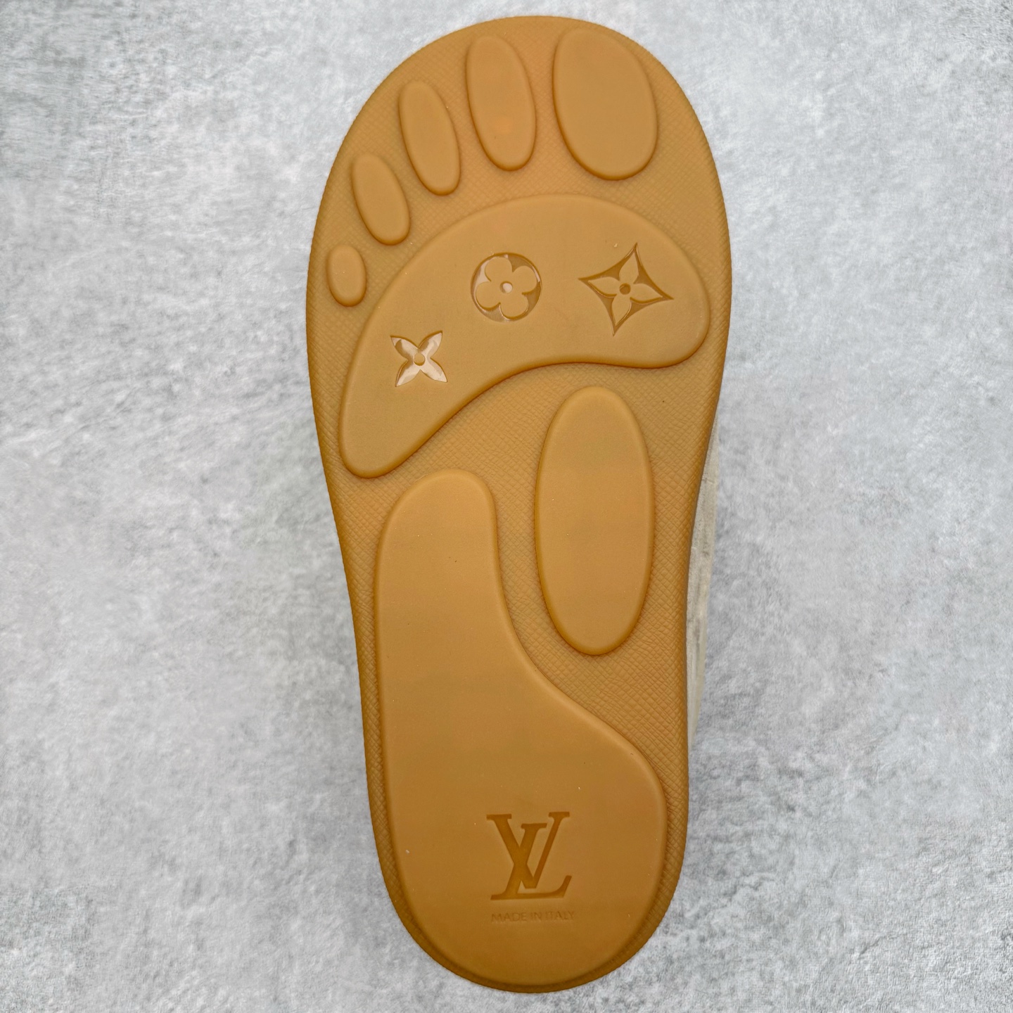 图片[9]-＃GD广顶 LOUIS VUITTON x Nigo lv联名款 Yeti FW25 绒面牛皮革圆头系带阿甘鞋及踝雪地靴 男女同款 外贸零售特供批次 2023全新纸板数据 印花高频效果碾压市面 市售天花板产物 耗时半年巨作 全套原厂新版原纸板楦头开发 原厂特供皮料加持 市场所有版本中综合最强的货品 GD实力大厂出品 全网最全配色更新最快 最成熟的做工稳定的品控 完美鞋型超高的清洁度 零毛边线头瑕疵 全套原楦原纸版原鞋开模 全网最具灵魂的版型 正确原装黄色鞋盒 正确中底印花 鞋面印花3D高频深度立体 全鞋电脑针车 紧密相连 针距密度一致 环保乳胶注塑鞋垫 厚度脚感还原原版 皮面裁剪部位 统一油边封口工艺 原装橡胶大底含胶量大底组合零偏差 专柜全套包装 防尘袋 说明书 质保卡 男女鞋 尺码：35 36 37 38 39 40 41 42 43 44 45-选品中心