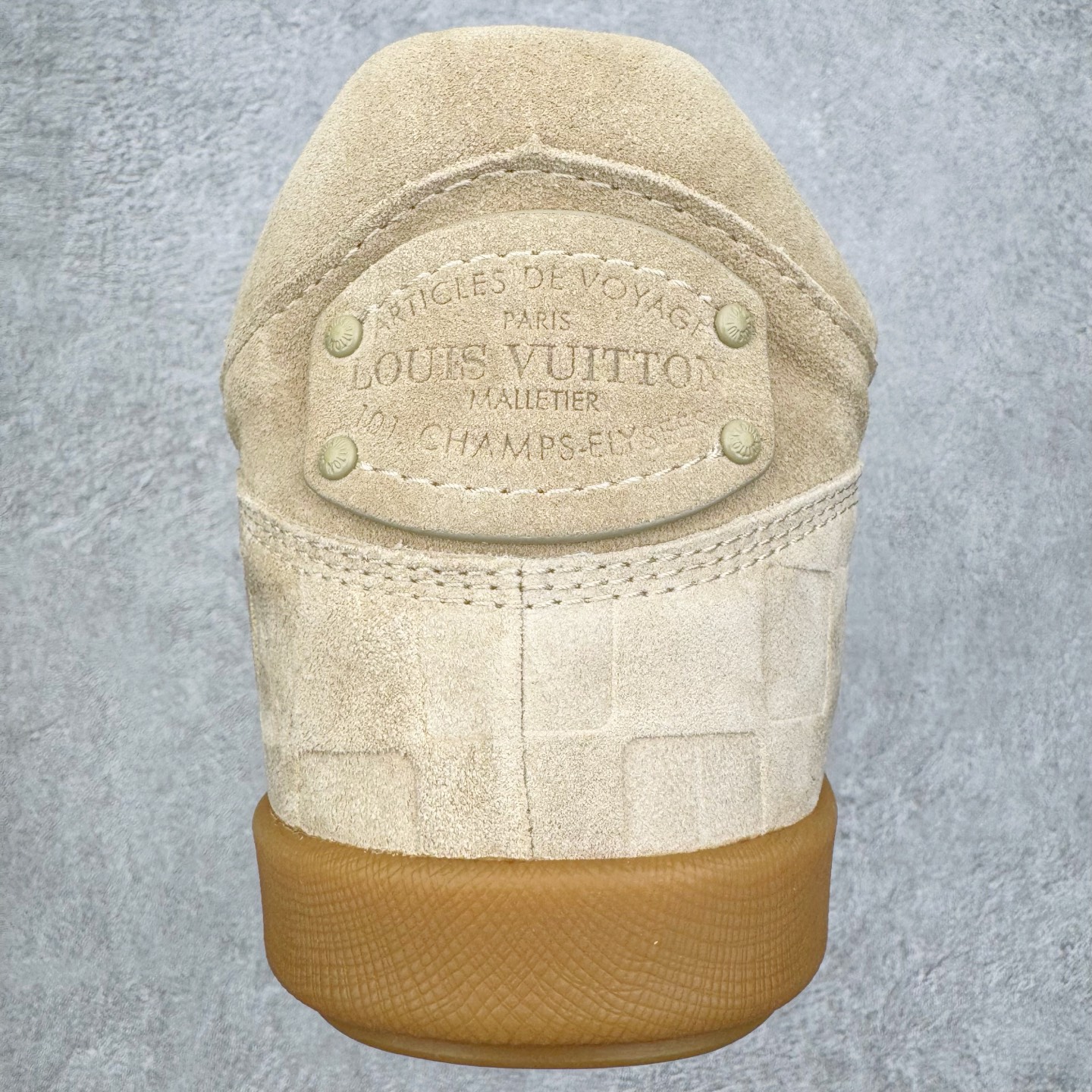 图片[8]-＃GD广顶 LOUIS VUITTON x Nigo lv联名款 Yeti FW25 绒面牛皮革圆头系带阿甘鞋及踝雪地靴 男女同款 外贸零售特供批次 2023全新纸板数据 印花高频效果碾压市面 市售天花板产物 耗时半年巨作 全套原厂新版原纸板楦头开发 原厂特供皮料加持 市场所有版本中综合最强的货品 GD实力大厂出品 全网最全配色更新最快 最成熟的做工稳定的品控 完美鞋型超高的清洁度 零毛边线头瑕疵 全套原楦原纸版原鞋开模 全网最具灵魂的版型 正确原装黄色鞋盒 正确中底印花 鞋面印花3D高频深度立体 全鞋电脑针车 紧密相连 针距密度一致 环保乳胶注塑鞋垫 厚度脚感还原原版 皮面裁剪部位 统一油边封口工艺 原装橡胶大底含胶量大底组合零偏差 专柜全套包装 防尘袋 说明书 质保卡 男女鞋 尺码：35 36 37 38 39 40 41 42 43 44 45-选品中心