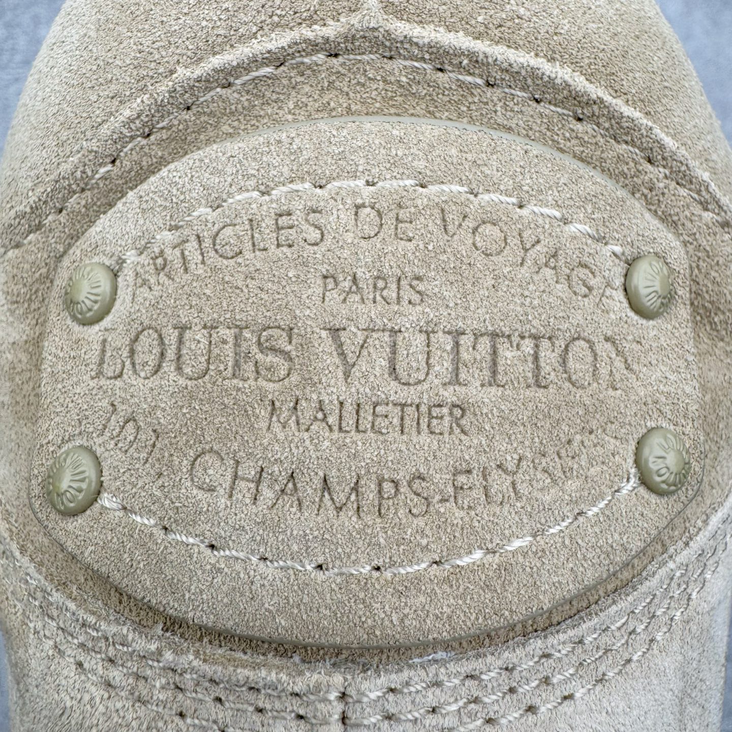 图片[21]-＃GD广顶 LOUIS VUITTON x Nigo lv联名款 Yeti FW25 绒面牛皮革圆头系带阿甘鞋及踝雪地靴 男女同款 外贸零售特供批次 2023全新纸板数据 印花高频效果碾压市面 市售天花板产物 耗时半年巨作 全套原厂新版原纸板楦头开发 原厂特供皮料加持 市场所有版本中综合最强的货品 GD实力大厂出品 全网最全配色更新最快 最成熟的做工稳定的品控 完美鞋型超高的清洁度 零毛边线头瑕疵 全套原楦原纸版原鞋开模 全网最具灵魂的版型 正确原装黄色鞋盒 正确中底印花 鞋面印花3D高频深度立体 全鞋电脑针车 紧密相连 针距密度一致 环保乳胶注塑鞋垫 厚度脚感还原原版 皮面裁剪部位 统一油边封口工艺 原装橡胶大底含胶量大底组合零偏差 专柜全套包装 防尘袋 说明书 质保卡 男女鞋 尺码：35 36 37 38 39 40 41 42 43 44 45-选品中心