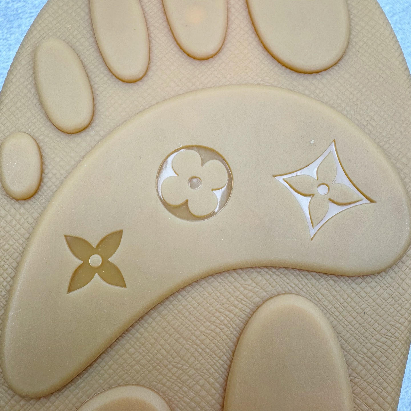 图片[19]-＃GD广顶 LOUIS VUITTON x Nigo lv联名款 Yeti FW25 绒面牛皮革圆头系带阿甘鞋及踝雪地靴 男女同款 外贸零售特供批次 2023全新纸板数据 印花高频效果碾压市面 市售天花板产物 耗时半年巨作 全套原厂新版原纸板楦头开发 原厂特供皮料加持 市场所有版本中综合最强的货品 GD实力大厂出品 全网最全配色更新最快 最成熟的做工稳定的品控 完美鞋型超高的清洁度 零毛边线头瑕疵 全套原楦原纸版原鞋开模 全网最具灵魂的版型 正确原装黄色鞋盒 正确中底印花 鞋面印花3D高频深度立体 全鞋电脑针车 紧密相连 针距密度一致 环保乳胶注塑鞋垫 厚度脚感还原原版 皮面裁剪部位 统一油边封口工艺 原装橡胶大底含胶量大底组合零偏差 专柜全套包装 防尘袋 说明书 质保卡 男女鞋 尺码：35 36 37 38 39 40 41 42 43 44 45-选品中心