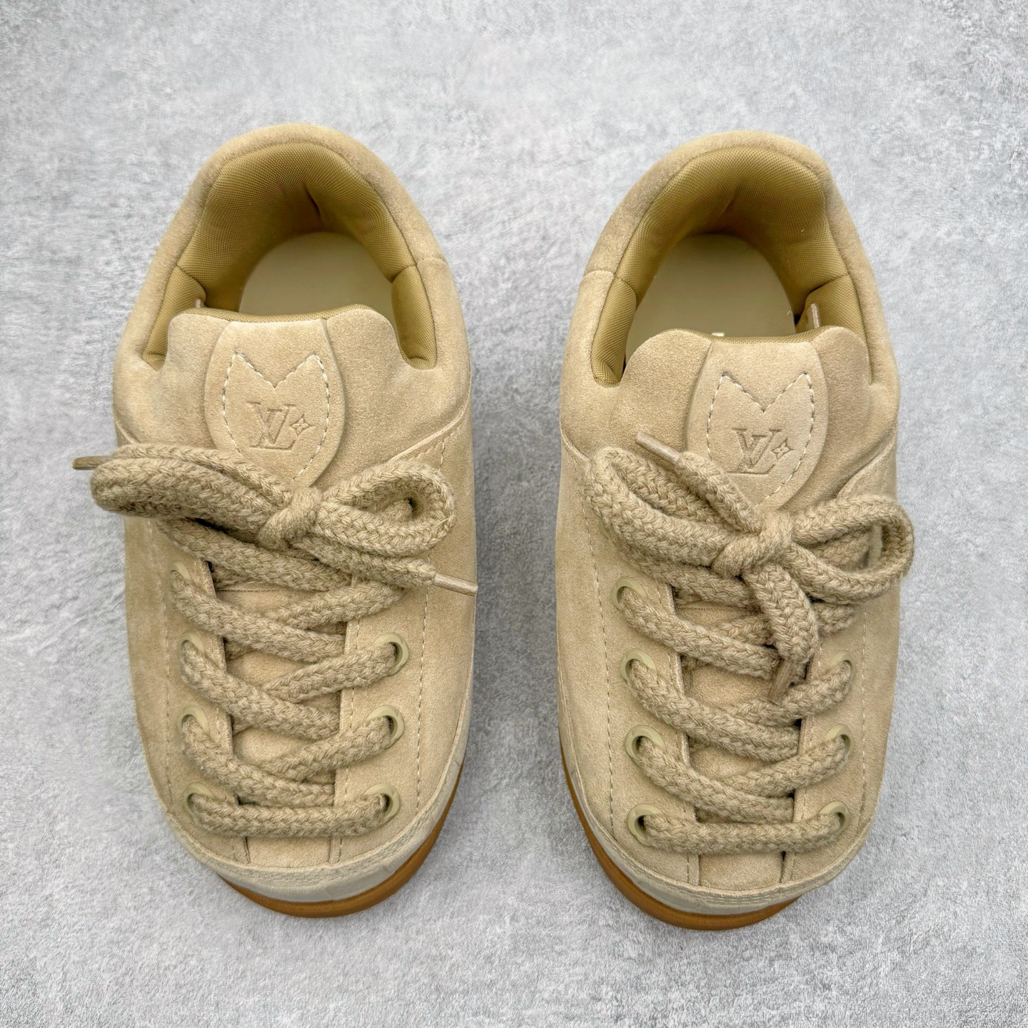 图片[2]-＃GD广顶 LOUIS VUITTON x Nigo lv联名款 Yeti FW25 绒面牛皮革圆头系带阿甘鞋及踝雪地靴 男女同款 外贸零售特供批次 2023全新纸板数据 印花高频效果碾压市面 市售天花板产物 耗时半年巨作 全套原厂新版原纸板楦头开发 原厂特供皮料加持 市场所有版本中综合最强的货品 GD实力大厂出品 全网最全配色更新最快 最成熟的做工稳定的品控 完美鞋型超高的清洁度 零毛边线头瑕疵 全套原楦原纸版原鞋开模 全网最具灵魂的版型 正确原装黄色鞋盒 正确中底印花 鞋面印花3D高频深度立体 全鞋电脑针车 紧密相连 针距密度一致 环保乳胶注塑鞋垫 厚度脚感还原原版 皮面裁剪部位 统一油边封口工艺 原装橡胶大底含胶量大底组合零偏差 专柜全套包装 防尘袋 说明书 质保卡 男女鞋 尺码：35 36 37 38 39 40 41 42 43 44 45-选品中心