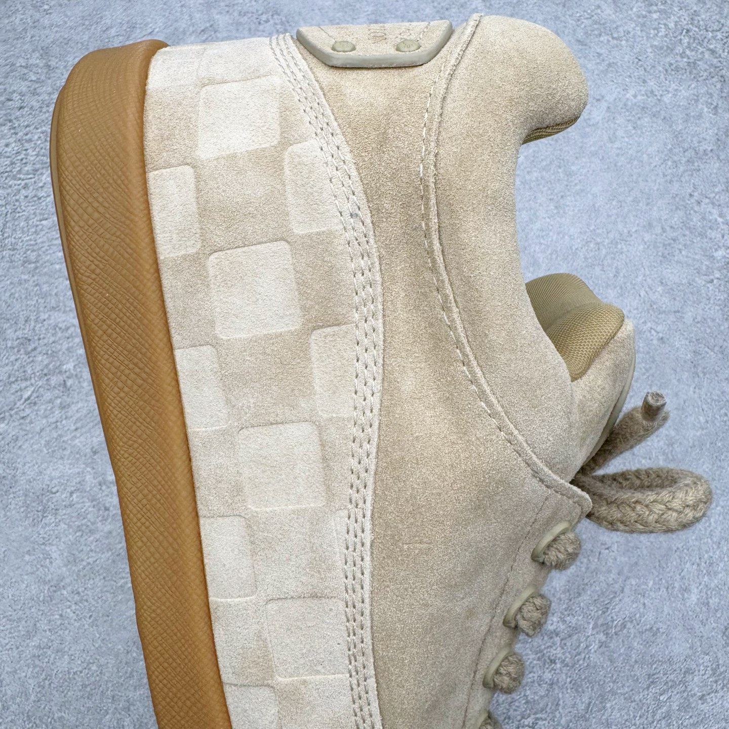 图片[6]-＃GD广顶 LOUIS VUITTON x Nigo lv联名款 Yeti FW25 绒面牛皮革圆头系带阿甘鞋及踝雪地靴 男女同款 外贸零售特供批次 2023全新纸板数据 印花高频效果碾压市面 市售天花板产物 耗时半年巨作 全套原厂新版原纸板楦头开发 原厂特供皮料加持 市场所有版本中综合最强的货品 GD实力大厂出品 全网最全配色更新最快 最成熟的做工稳定的品控 完美鞋型超高的清洁度 零毛边线头瑕疵 全套原楦原纸版原鞋开模 全网最具灵魂的版型 正确原装黄色鞋盒 正确中底印花 鞋面印花3D高频深度立体 全鞋电脑针车 紧密相连 针距密度一致 环保乳胶注塑鞋垫 厚度脚感还原原版 皮面裁剪部位 统一油边封口工艺 原装橡胶大底含胶量大底组合零偏差 专柜全套包装 防尘袋 说明书 质保卡 男女鞋 尺码：35 36 37 38 39 40 41 42 43 44 45-选品中心