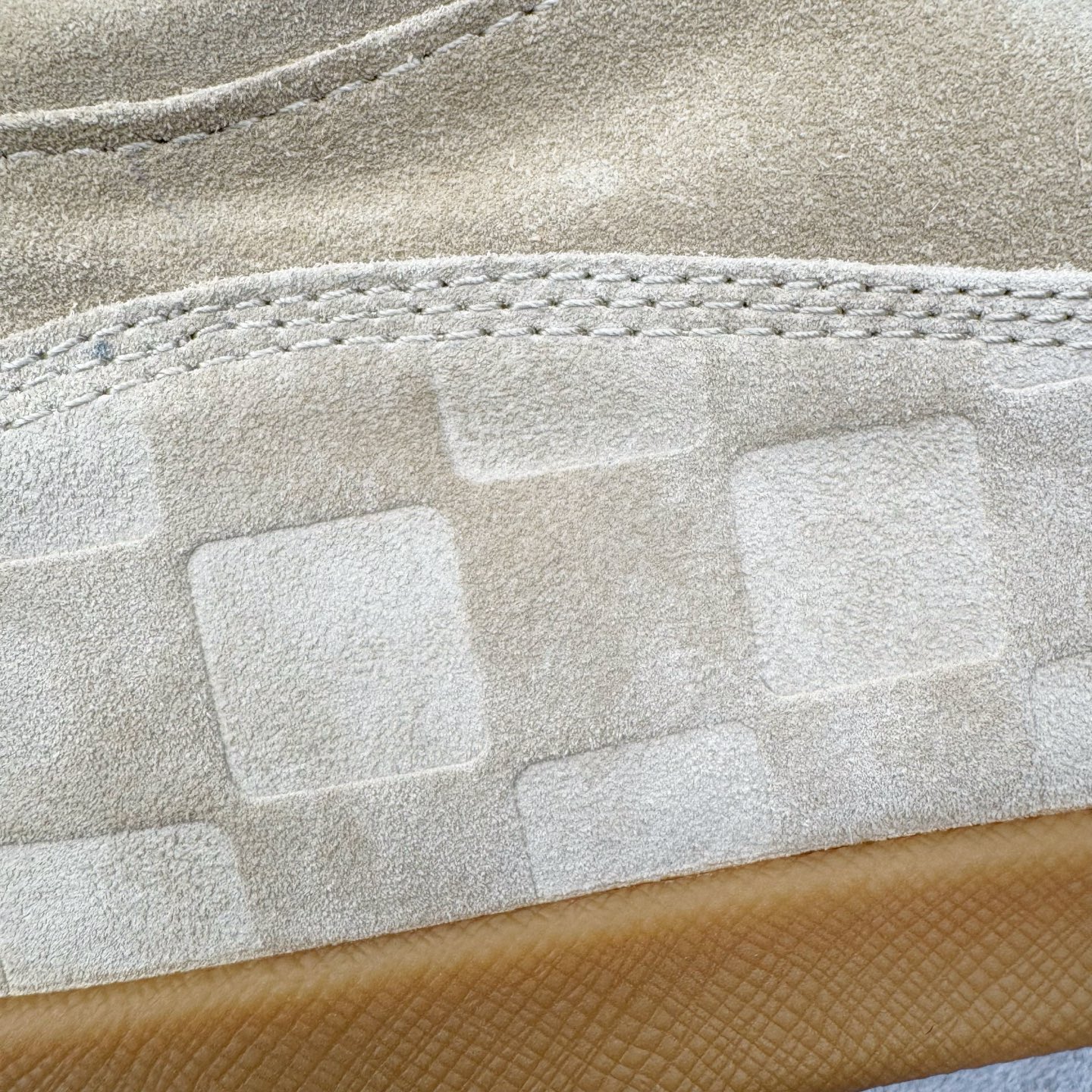 图片[18]-＃GD广顶 LOUIS VUITTON x Nigo lv联名款 Yeti FW25 绒面牛皮革圆头系带阿甘鞋及踝雪地靴 男女同款 外贸零售特供批次 2023全新纸板数据 印花高频效果碾压市面 市售天花板产物 耗时半年巨作 全套原厂新版原纸板楦头开发 原厂特供皮料加持 市场所有版本中综合最强的货品 GD实力大厂出品 全网最全配色更新最快 最成熟的做工稳定的品控 完美鞋型超高的清洁度 零毛边线头瑕疵 全套原楦原纸版原鞋开模 全网最具灵魂的版型 正确原装黄色鞋盒 正确中底印花 鞋面印花3D高频深度立体 全鞋电脑针车 紧密相连 针距密度一致 环保乳胶注塑鞋垫 厚度脚感还原原版 皮面裁剪部位 统一油边封口工艺 原装橡胶大底含胶量大底组合零偏差 专柜全套包装 防尘袋 说明书 质保卡 男女鞋 尺码：35 36 37 38 39 40 41 42 43 44 45-选品中心