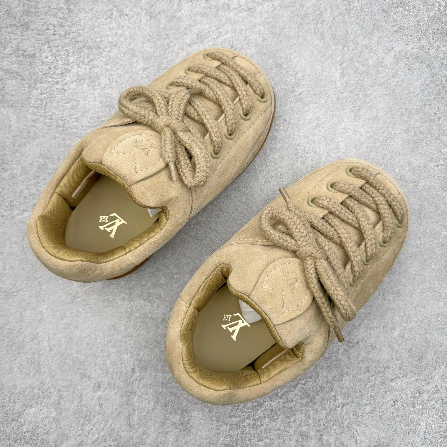 图片[3]-＃GD广顶 LOUIS VUITTON x Nigo lv联名款 Yeti FW25 绒面牛皮革圆头系带阿甘鞋及踝雪地靴 男女同款 外贸零售特供批次 2023全新纸板数据 印花高频效果碾压市面 市售天花板产物 耗时半年巨作 全套原厂新版原纸板楦头开发 原厂特供皮料加持 市场所有版本中综合最强的货品 GD实力大厂出品 全网最全配色更新最快 最成熟的做工稳定的品控 完美鞋型超高的清洁度 零毛边线头瑕疵 全套原楦原纸版原鞋开模 全网最具灵魂的版型 正确原装黄色鞋盒 正确中底印花 鞋面印花3D高频深度立体 全鞋电脑针车 紧密相连 针距密度一致 环保乳胶注塑鞋垫 厚度脚感还原原版 皮面裁剪部位 统一油边封口工艺 原装橡胶大底含胶量大底组合零偏差 专柜全套包装 防尘袋 说明书 质保卡 男女鞋 尺码：35 36 37 38 39 40 41 42 43 44 45-选品中心