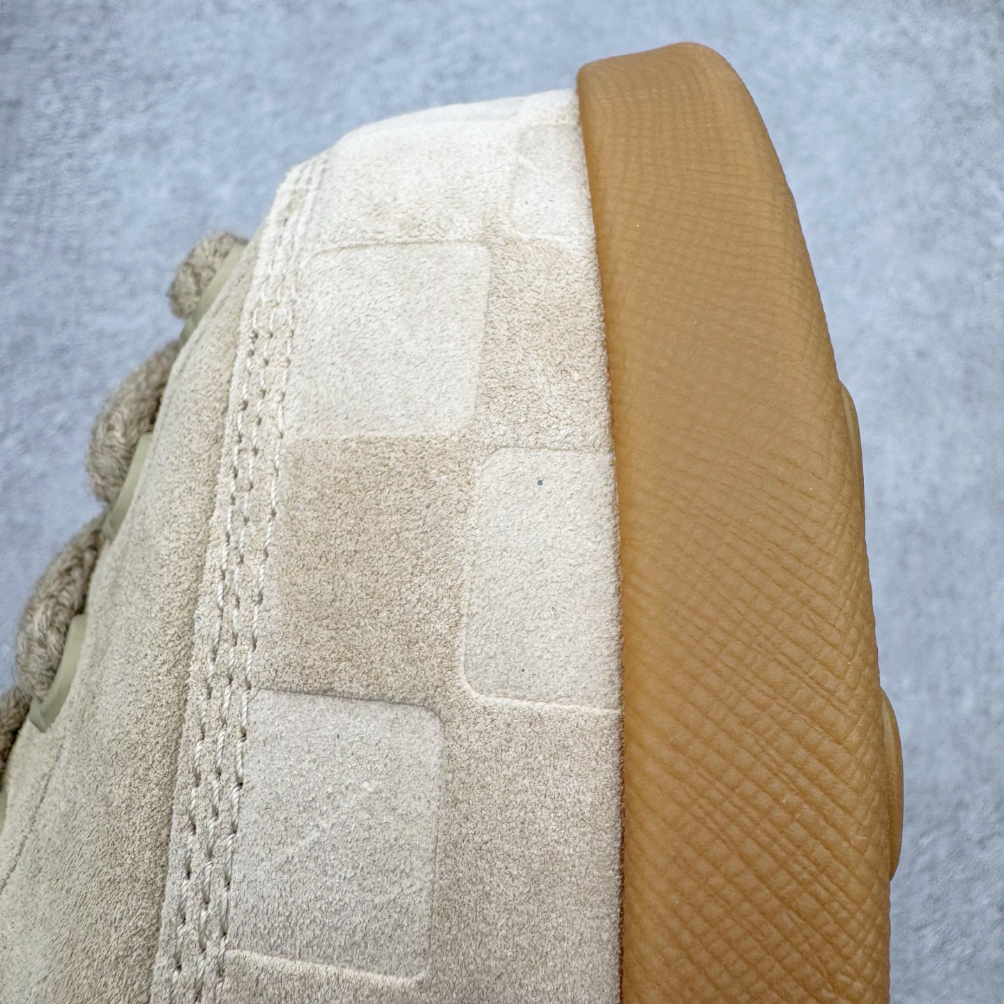 图片[10]-＃GD广顶 LOUIS VUITTON x Nigo lv联名款 Yeti FW25 绒面牛皮革圆头系带阿甘鞋及踝雪地靴 男女同款 外贸零售特供批次 2023全新纸板数据 印花高频效果碾压市面 市售天花板产物 耗时半年巨作 全套原厂新版原纸板楦头开发 原厂特供皮料加持 市场所有版本中综合最强的货品 GD实力大厂出品 全网最全配色更新最快 最成熟的做工稳定的品控 完美鞋型超高的清洁度 零毛边线头瑕疵 全套原楦原纸版原鞋开模 全网最具灵魂的版型 正确原装黄色鞋盒 正确中底印花 鞋面印花3D高频深度立体 全鞋电脑针车 紧密相连 针距密度一致 环保乳胶注塑鞋垫 厚度脚感还原原版 皮面裁剪部位 统一油边封口工艺 原装橡胶大底含胶量大底组合零偏差 专柜全套包装 防尘袋 说明书 质保卡 男女鞋 尺码：35 36 37 38 39 40 41 42 43 44 45-选品中心