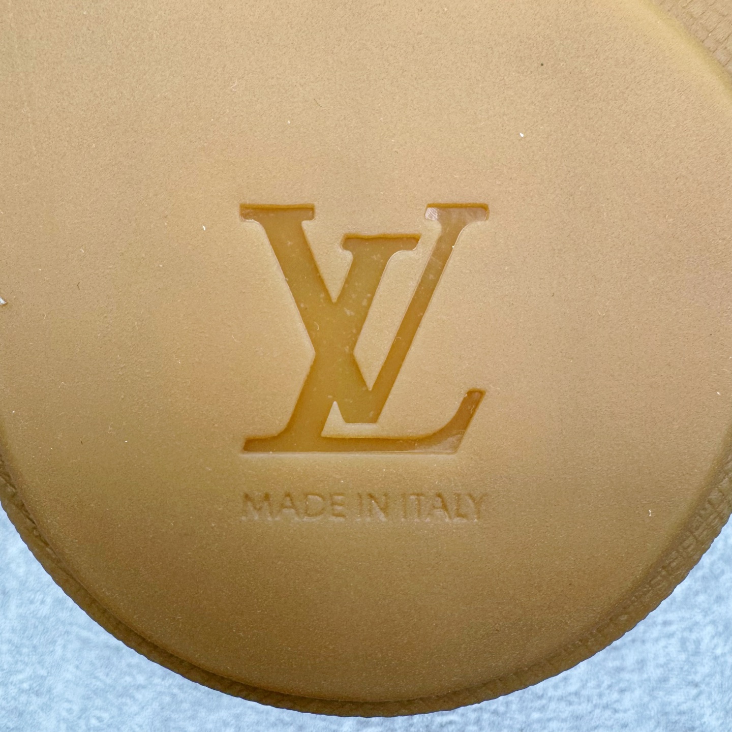 图片[20]-＃GD广顶 LOUIS VUITTON x Nigo lv联名款 Yeti FW25 绒面牛皮革圆头系带阿甘鞋及踝雪地靴 男女同款 外贸零售特供批次 2023全新纸板数据 印花高频效果碾压市面 市售天花板产物 耗时半年巨作 全套原厂新版原纸板楦头开发 原厂特供皮料加持 市场所有版本中综合最强的货品 GD实力大厂出品 全网最全配色更新最快 最成熟的做工稳定的品控 完美鞋型超高的清洁度 零毛边线头瑕疵 全套原楦原纸版原鞋开模 全网最具灵魂的版型 正确原装黄色鞋盒 正确中底印花 鞋面印花3D高频深度立体 全鞋电脑针车 紧密相连 针距密度一致 环保乳胶注塑鞋垫 厚度脚感还原原版 皮面裁剪部位 统一油边封口工艺 原装橡胶大底含胶量大底组合零偏差 专柜全套包装 防尘袋 说明书 质保卡 男女鞋 尺码：35 36 37 38 39 40 41 42 43 44 45-选品中心