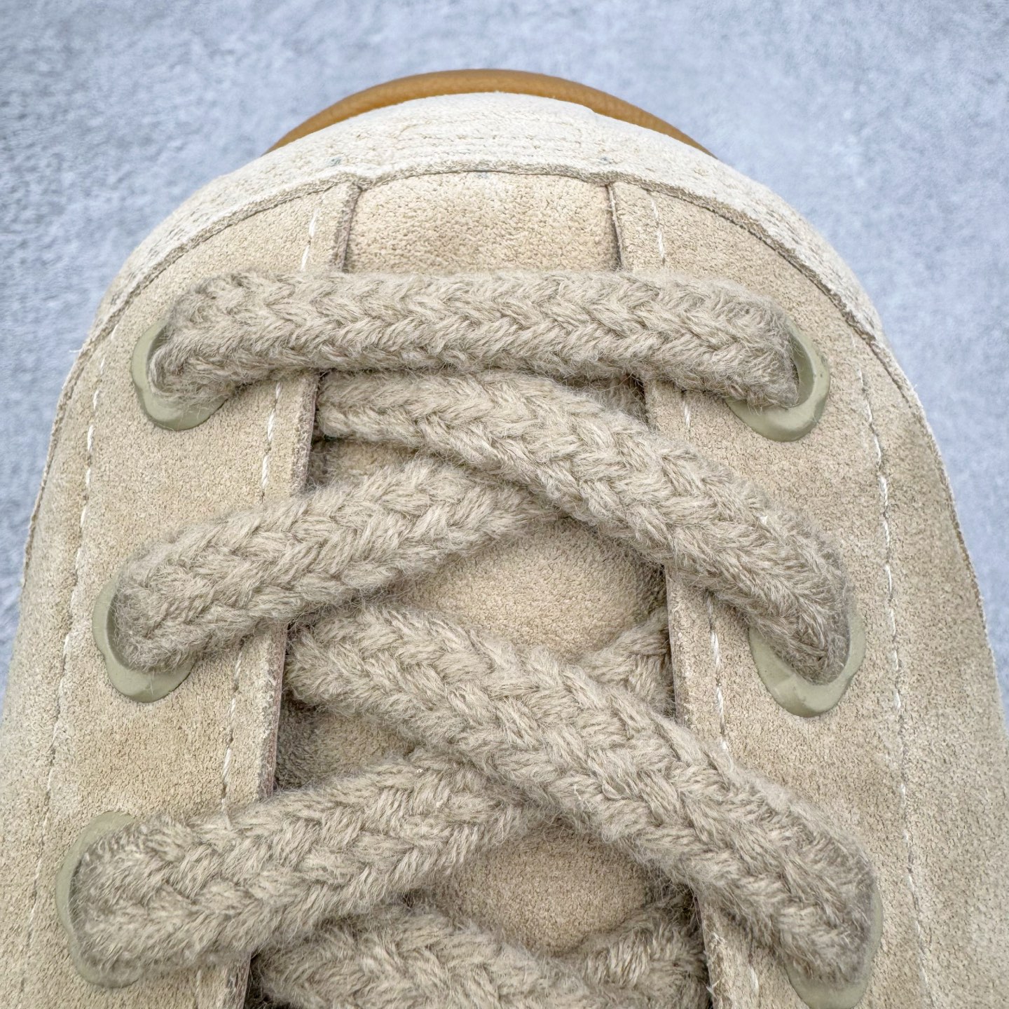 图片[15]-＃GD广顶 LOUIS VUITTON x Nigo lv联名款 Yeti FW25 绒面牛皮革圆头系带阿甘鞋及踝雪地靴 男女同款 外贸零售特供批次 2023全新纸板数据 印花高频效果碾压市面 市售天花板产物 耗时半年巨作 全套原厂新版原纸板楦头开发 原厂特供皮料加持 市场所有版本中综合最强的货品 GD实力大厂出品 全网最全配色更新最快 最成熟的做工稳定的品控 完美鞋型超高的清洁度 零毛边线头瑕疵 全套原楦原纸版原鞋开模 全网最具灵魂的版型 正确原装黄色鞋盒 正确中底印花 鞋面印花3D高频深度立体 全鞋电脑针车 紧密相连 针距密度一致 环保乳胶注塑鞋垫 厚度脚感还原原版 皮面裁剪部位 统一油边封口工艺 原装橡胶大底含胶量大底组合零偏差 专柜全套包装 防尘袋 说明书 质保卡 男女鞋 尺码：35 36 37 38 39 40 41 42 43 44 45-选品中心