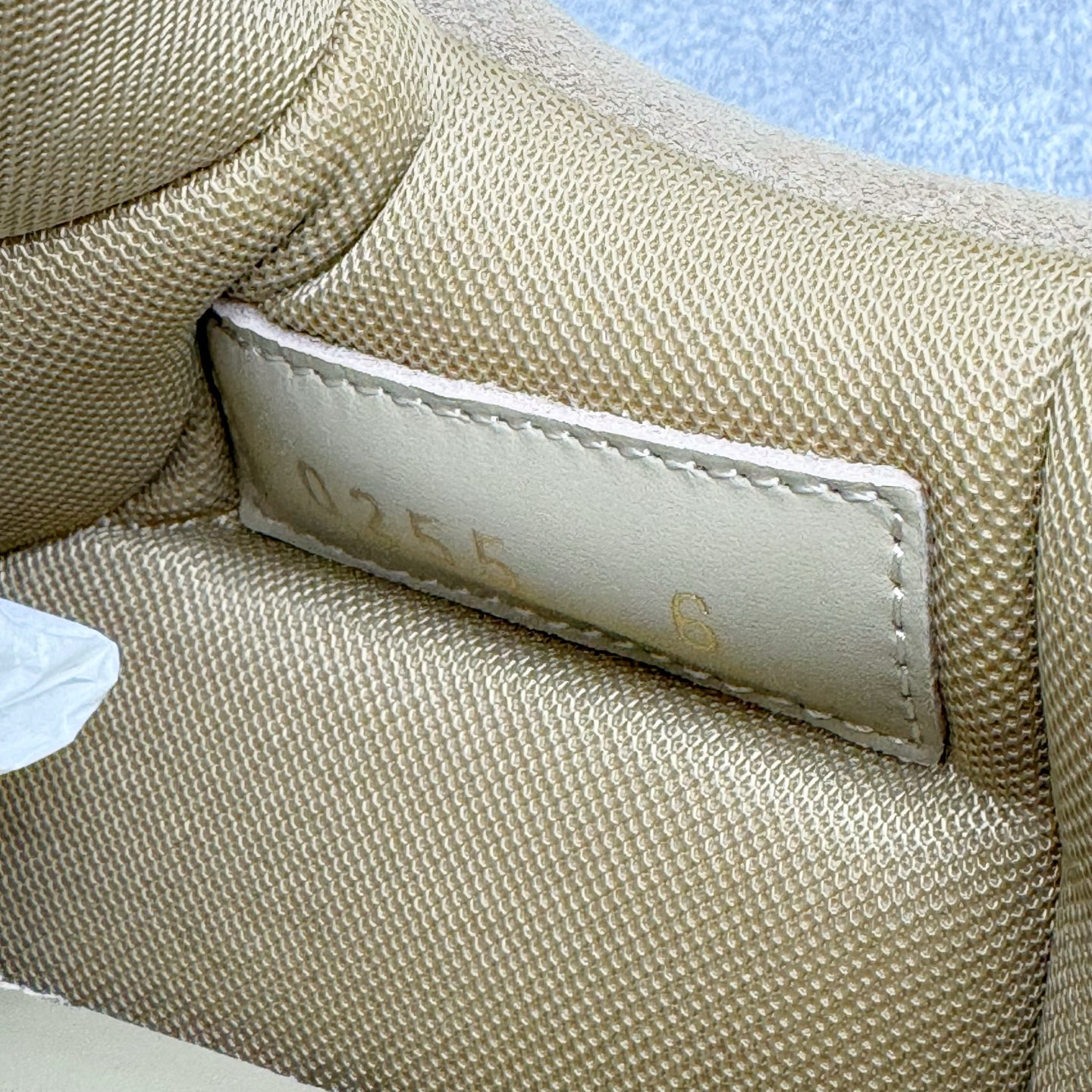 图片[12]-＃GD广顶 LOUIS VUITTON x Nigo lv联名款 Yeti FW25 绒面牛皮革圆头系带阿甘鞋及踝雪地靴 男女同款 外贸零售特供批次 2023全新纸板数据 印花高频效果碾压市面 市售天花板产物 耗时半年巨作 全套原厂新版原纸板楦头开发 原厂特供皮料加持 市场所有版本中综合最强的货品 GD实力大厂出品 全网最全配色更新最快 最成熟的做工稳定的品控 完美鞋型超高的清洁度 零毛边线头瑕疵 全套原楦原纸版原鞋开模 全网最具灵魂的版型 正确原装黄色鞋盒 正确中底印花 鞋面印花3D高频深度立体 全鞋电脑针车 紧密相连 针距密度一致 环保乳胶注塑鞋垫 厚度脚感还原原版 皮面裁剪部位 统一油边封口工艺 原装橡胶大底含胶量大底组合零偏差 专柜全套包装 防尘袋 说明书 质保卡 男女鞋 尺码：35 36 37 38 39 40 41 42 43 44 45-选品中心