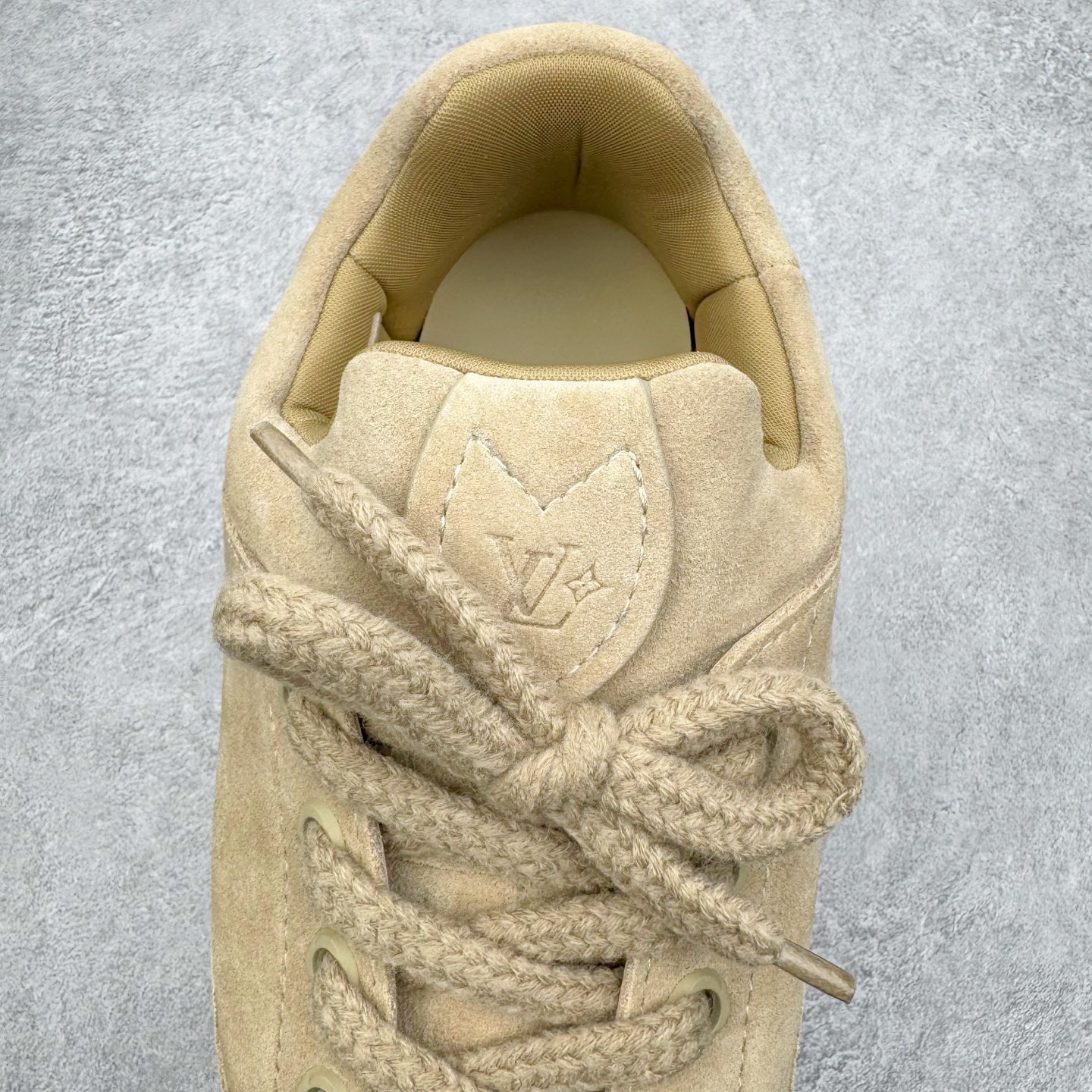 图片[5]-＃GD广顶 LOUIS VUITTON x Nigo lv联名款 Yeti FW25 绒面牛皮革圆头系带阿甘鞋及踝雪地靴 男女同款 外贸零售特供批次 2023全新纸板数据 印花高频效果碾压市面 市售天花板产物 耗时半年巨作 全套原厂新版原纸板楦头开发 原厂特供皮料加持 市场所有版本中综合最强的货品 GD实力大厂出品 全网最全配色更新最快 最成熟的做工稳定的品控 完美鞋型超高的清洁度 零毛边线头瑕疵 全套原楦原纸版原鞋开模 全网最具灵魂的版型 正确原装黄色鞋盒 正确中底印花 鞋面印花3D高频深度立体 全鞋电脑针车 紧密相连 针距密度一致 环保乳胶注塑鞋垫 厚度脚感还原原版 皮面裁剪部位 统一油边封口工艺 原装橡胶大底含胶量大底组合零偏差 专柜全套包装 防尘袋 说明书 质保卡 男女鞋 尺码：35 36 37 38 39 40 41 42 43 44 45-选品中心