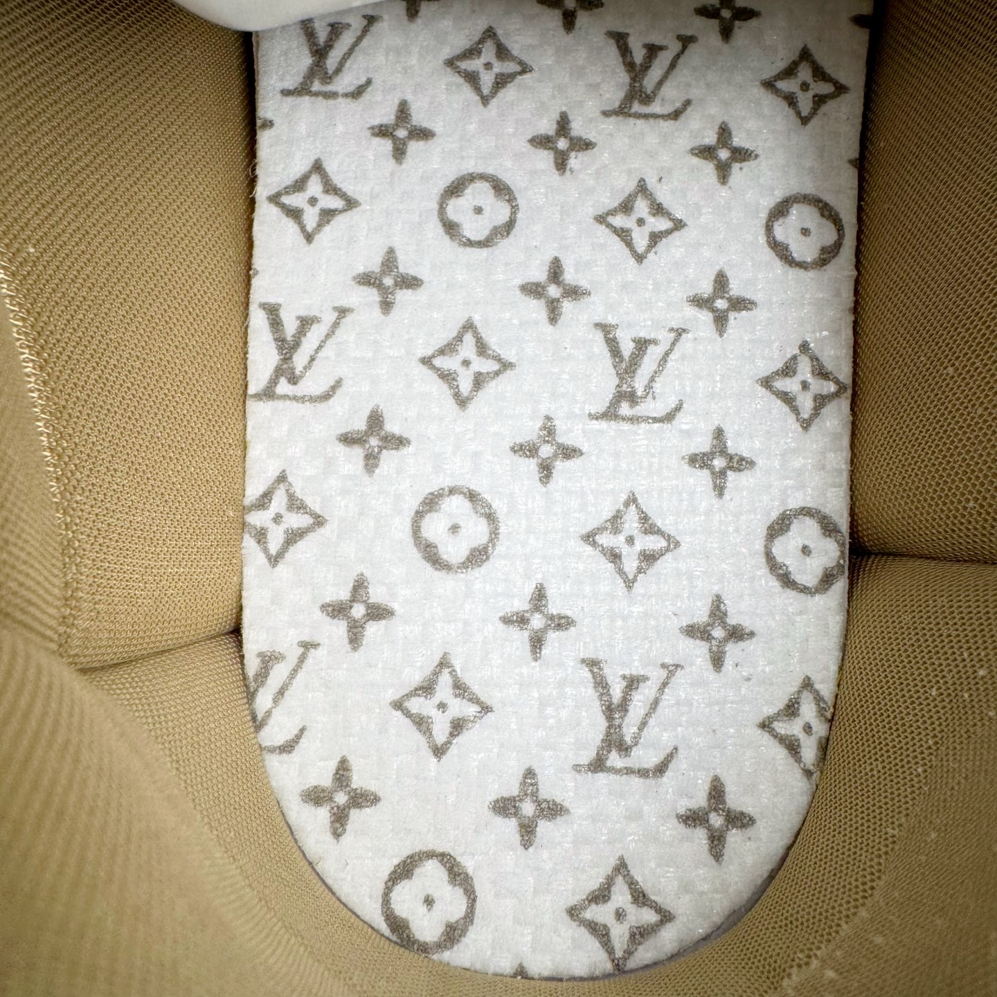 图片[11]-＃GD广顶 LOUIS VUITTON x Nigo lv联名款 Yeti FW25 绒面牛皮革圆头系带阿甘鞋及踝雪地靴 男女同款 外贸零售特供批次 2023全新纸板数据 印花高频效果碾压市面 市售天花板产物 耗时半年巨作 全套原厂新版原纸板楦头开发 原厂特供皮料加持 市场所有版本中综合最强的货品 GD实力大厂出品 全网最全配色更新最快 最成熟的做工稳定的品控 完美鞋型超高的清洁度 零毛边线头瑕疵 全套原楦原纸版原鞋开模 全网最具灵魂的版型 正确原装黄色鞋盒 正确中底印花 鞋面印花3D高频深度立体 全鞋电脑针车 紧密相连 针距密度一致 环保乳胶注塑鞋垫 厚度脚感还原原版 皮面裁剪部位 统一油边封口工艺 原装橡胶大底含胶量大底组合零偏差 专柜全套包装 防尘袋 说明书 质保卡 男女鞋 尺码：35 36 37 38 39 40 41 42 43 44 45-选品中心