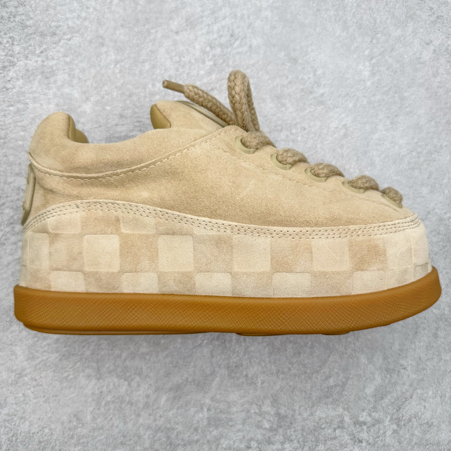 ＃GD广顶 LOUIS VUITTON x Nigo lv联名款 Yeti FW25 绒面牛皮革圆头系带阿甘鞋及踝雪地靴 男女同款 外贸零售特供批次 2023全新纸板数据 印花高频效果碾压市面 市售天花板产物 耗时半年巨作 全套原厂新版原纸板楦头开发 原厂特供皮料加持 市场所有版本中综合最强的货品 GD实力大厂出品 全网最全配色更新最快 最成熟的做工稳定的品控 完美鞋型超高的清洁度 零毛边线头瑕疵 全套原楦原纸版原鞋开模 全网最具灵魂的版型 正确原装黄色鞋盒 正确中底印花 鞋面印花3D高频深度立体 全鞋电脑针车 紧密相连 针距密度一致 环保乳胶注塑鞋垫 厚度脚感还原原版 皮面裁剪部位 统一油边封口工艺 原装橡胶大底含胶量大底组合零偏差 专柜全套包装 防尘袋 说明书 质保卡 男女鞋 尺码：35 36 37 38 39 40 41 42 43 44 45-选品中心