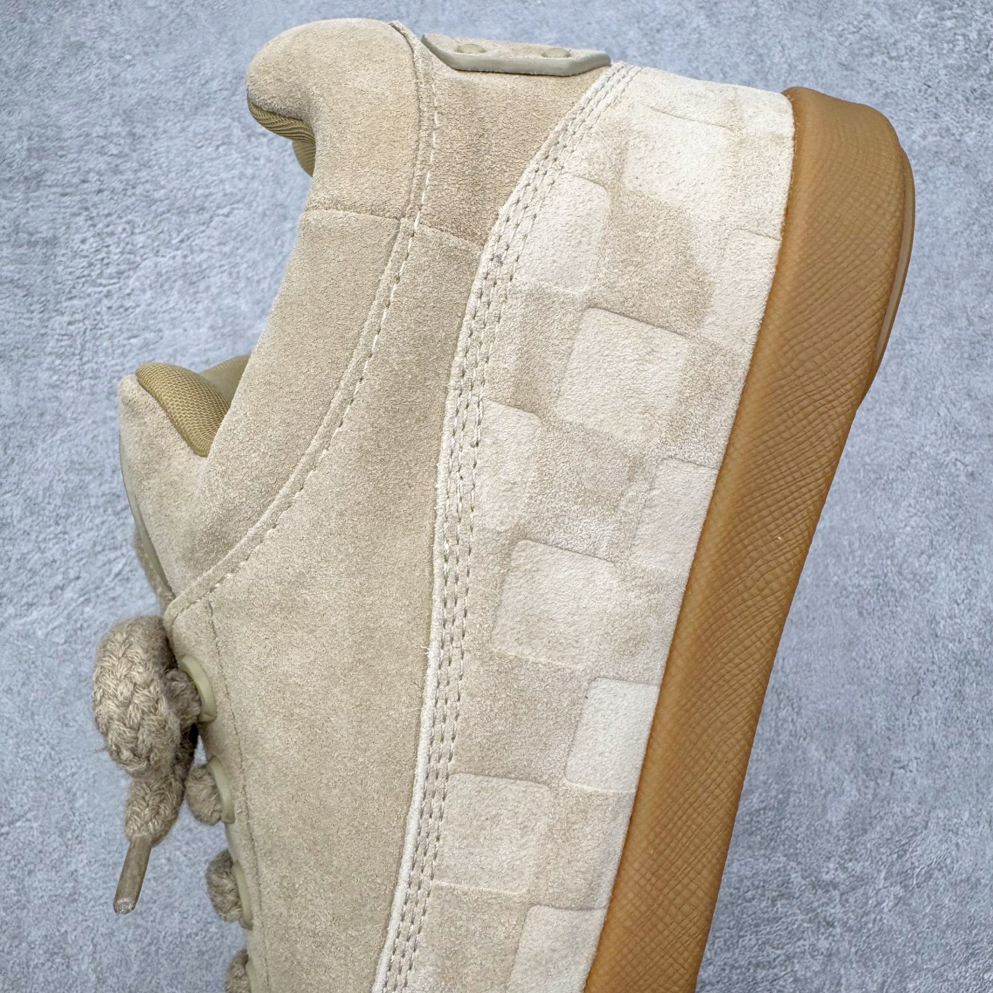 图片[7]-＃GD广顶 LOUIS VUITTON x Nigo lv联名款 Yeti FW25 绒面牛皮革圆头系带阿甘鞋及踝雪地靴 男女同款 外贸零售特供批次 2023全新纸板数据 印花高频效果碾压市面 市售天花板产物 耗时半年巨作 全套原厂新版原纸板楦头开发 原厂特供皮料加持 市场所有版本中综合最强的货品 GD实力大厂出品 全网最全配色更新最快 最成熟的做工稳定的品控 完美鞋型超高的清洁度 零毛边线头瑕疵 全套原楦原纸版原鞋开模 全网最具灵魂的版型 正确原装黄色鞋盒 正确中底印花 鞋面印花3D高频深度立体 全鞋电脑针车 紧密相连 针距密度一致 环保乳胶注塑鞋垫 厚度脚感还原原版 皮面裁剪部位 统一油边封口工艺 原装橡胶大底含胶量大底组合零偏差 专柜全套包装 防尘袋 说明书 质保卡 男女鞋 尺码：35 36 37 38 39 40 41 42 43 44 45-选品中心