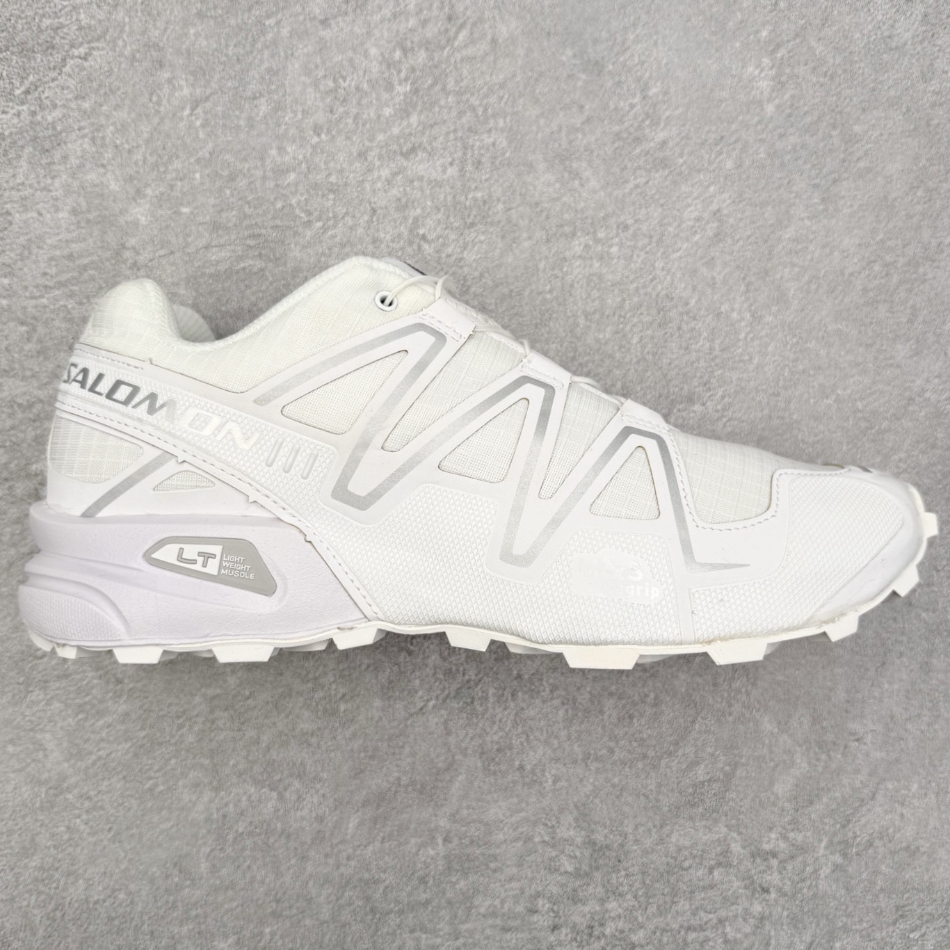 SALOMON 萨洛蒙 Speedcross 3 舒适轻盈减震包裹性支撑耐磨轻便低帮生活休闲鞋 男女同款 SALOMON诞生于1947年的法国阿尔卑斯山区，全球知名的户外运动品牌。一直致力于推动滑雪、越野跑等山地运动的发展及产品的进步。其产品设计致力于追求创新和发掘产品的性能极限，帮助喜欢自由的人在山地间不断挑战自我。实拍调校N版已经零色差零失真 百分百还原实物色彩所见即所得 不存在货不对板色差等低级问题 选购参考实物拍摄 不混卖不参货 只用心做好货严格选品 承诺混一赔十 尺码：36 36.5 37.5 38 38.5 39 40 40.5 41 42 42.5 43 44 44.5 45-选品中心