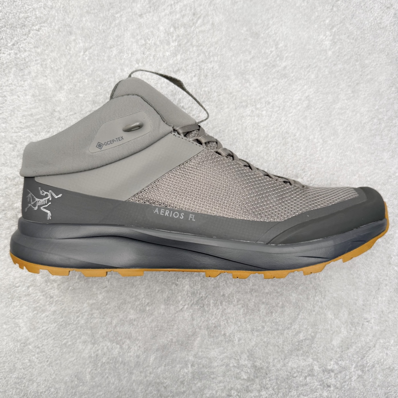 ＃HP Arcteryx Aerios FL 2 Mid Gtx 始祖鸟涤纶TPU 覆盖防水耐磨防水透气包裹性支撑中帮徒步鞋 Arcteryx中文名始祖鸟 加拿大户外服饰品牌 1989年创立于加拿大温哥华 始祖鸟来自加拿大海岸山脉 植根高山的专业户外品牌 始终秉承对精湛设计和工艺孜孜以求的准则 从1989年创立至今 Arcteryx始终不断在产品设计与做工上不惜工本 以满足始祖鸟的标准 品质、设计以及精简的理念造就了其良好的性能 并能满足严苛环境下的使用需求 尺码：36 37 38 39 40 41 42 43 44-选品中心