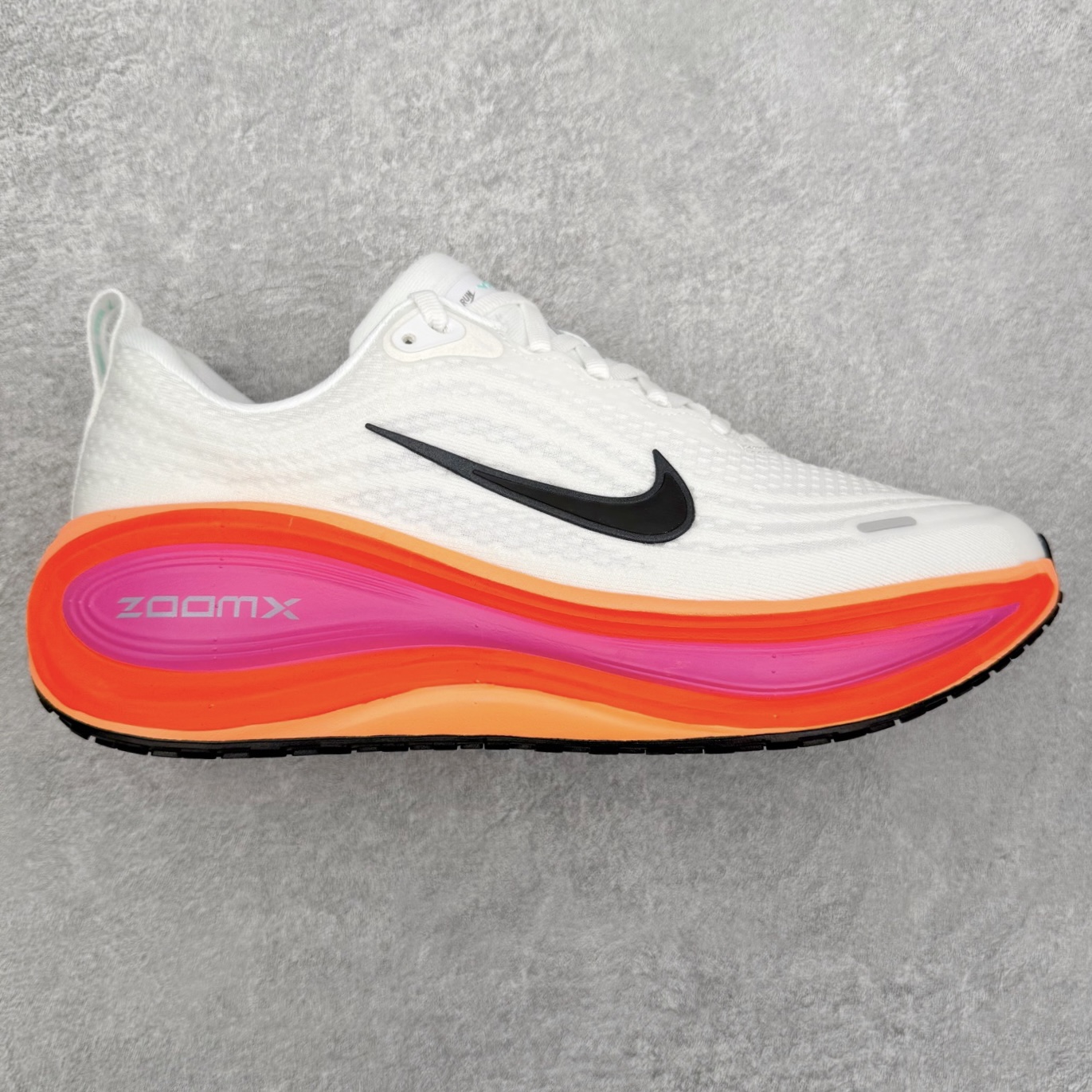 NK Vomero Plus 时尚舒适 网布防滑耐磨 低帮跑步鞋 HV8154-104 实拍调校N版已经零色差零失真 百分百还原实物色彩所见即所得 不存在货不对板色差等低级问题 选购参考实物拍摄 不混卖不参货 只用心做好货严格选品 承诺混一赔十 尺码：36 36.5 37.5 38 38.5 39 40 40.5 41 42 42.5 43 44 44.5 45-选品中心