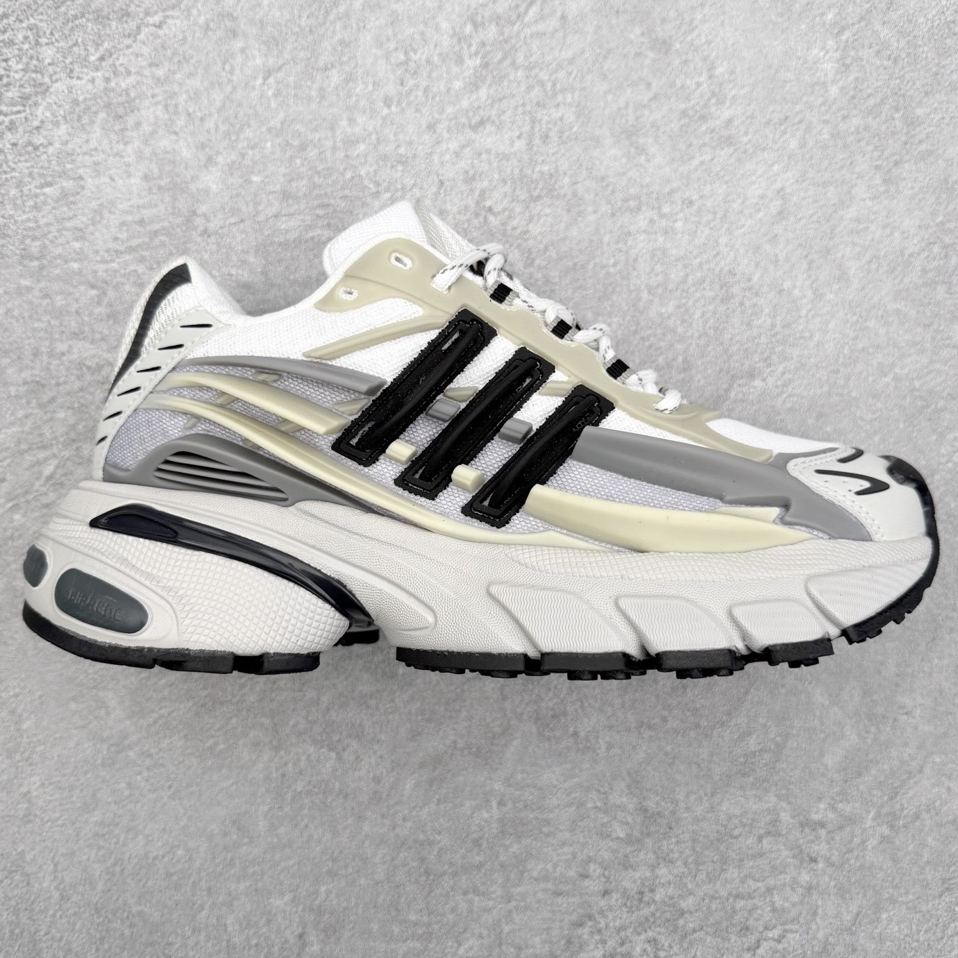 Pharrell x adidas Adistar Jellyfish 低帮水母复古风老爹鞋 Adistar Cushion联名出的这款复古老爹鞋简直是未来科技感十足 以3D风格焕新演绎标志性三条纹 为造型添上点睛之笔 金属质感视觉效果TPU自带哑光反射 非常的细节 最大的亮点无疑是鞋屁股 大块的tpu包裹 让增高的大底不再突兀 更显腿长脚细 尺码：36 36.5 37 38 38.5 39 40 40.5 41 42 42.5 43 44 44.5 45 46 47-选品中心