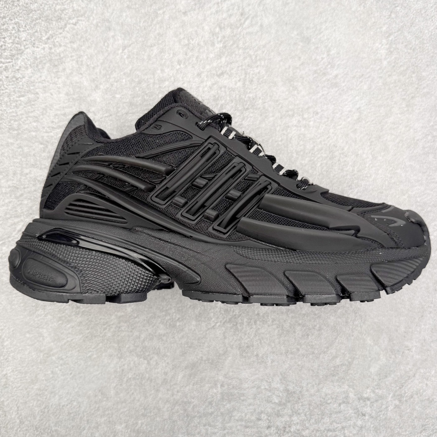 Pharrell x adidas Adistar Jellyfish 低帮水母复古风老爹鞋 Adistar Cushion联名出的这款复古老爹鞋简直是未来科技感十足 以3D风格焕新演绎标志性三条纹 为造型添上点睛之笔 金属质感视觉效果TPU自带哑光反射 非常的细节 最大的亮点无疑是鞋屁股 大块的tpu包裹 让增高的大底不再突兀 更显腿长脚细 尺码：36 36.5 37 38 38.5 39 40 40.5 41 42 42.5 43 44 44.5 45 46 47-选品中心