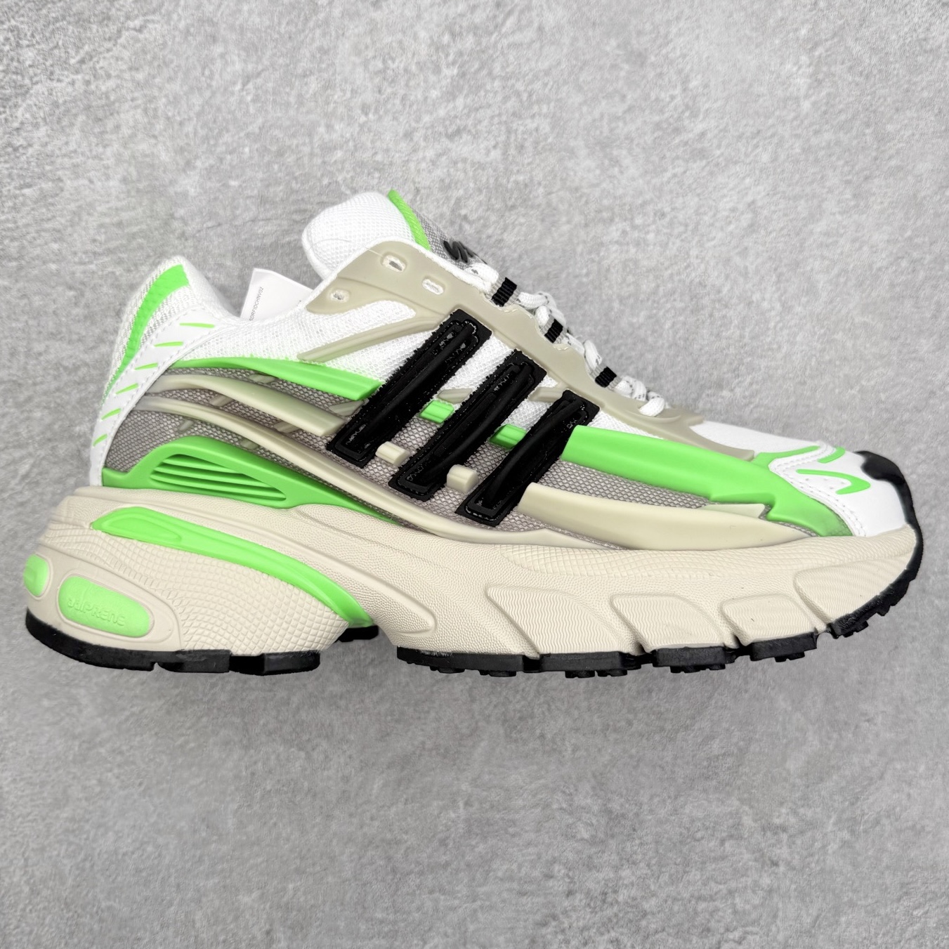 💰260 Pharrell x adidas Adistar Jellyfish 低帮水母复古风老爹鞋 Adistar Cushion联名出的这款复古老爹鞋简直是未来科技感十足 以3D风格焕新演绎标志性三条纹 为造型添上点睛之笔 金属质感视觉效果TPU自带哑光反射 非常的细节 最大的亮点无疑是鞋屁股 大块的tpu包裹 让增高的大底不再突兀 更显腿长脚细 尺码：36 36.5 37 38 38.5 39 40 40.5 41 42 42.5 43 44 44.5 45 46 47 编码：Bby3936000