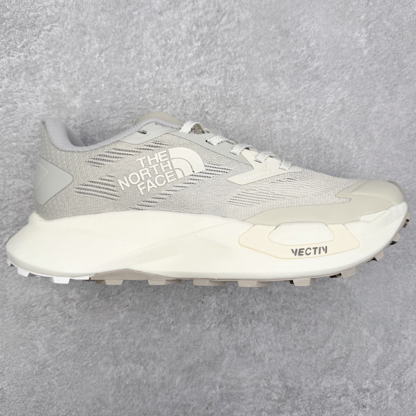 THE NORTH FACE 北面防滑耐磨防水低帮户外功能鞋 有许多相当专业的户外爱好者 非常关心像是越野跑、专业登山鞋等一系列的户外鞋款开箱 本次介绍比较不一样的休闲机能鞋 带来登山朋友爱用的户外品牌北面The North Face的休闲系列徒步鞋款介绍，希望能提供大家于生活与轻旅行的不同选择。不少户外运动爱好者喜欢的专业登山品牌（北面）The North Face自1966年创立，由两位热爱登山徒步的年轻登山者于美西旧金山开创，不断透过研发与创新，并且将最先进的技术结合在服装与鞋款设计，生产多种外型帅气且专业能力非常强的户外服饰，备受欢迎。户外版有许多相当专业的户外爱好者，非常关心像是越野跑、专业登山鞋等一系列的户外鞋款开箱，本次介绍比较不一样的休闲机能鞋，带来登山朋友爱用的户外品牌北面The North Face的休闲系列徒步鞋款介绍，希望能提供大家于生活与轻旅行的不同选择。此鞋并非归类在专业登山鞋家族中，而是以高性价比、适合日常训练作为主推卖点，对登山初学的朋友来说，这双鞋耐磨与耐穿程度更是入手的绝佳理由，但是对进阶登山者而言，此鞋可能无法战胜难度更高的徒步登山路线。脚感与登山靴的稳健非常不一样，也不是越野跑鞋的野性、更非慢跑鞋的敏捷，个人觉得此鞋足感非常独特，XtraFoam中底的泡沫材质非常柔软，即使没有鞋带系统辅助，但是EXTS外底抓地系统底纹够深，每一步都十分平稳。尺码：39 40 40.5 41 42 42.5 43 44 44.5 45-选品中心