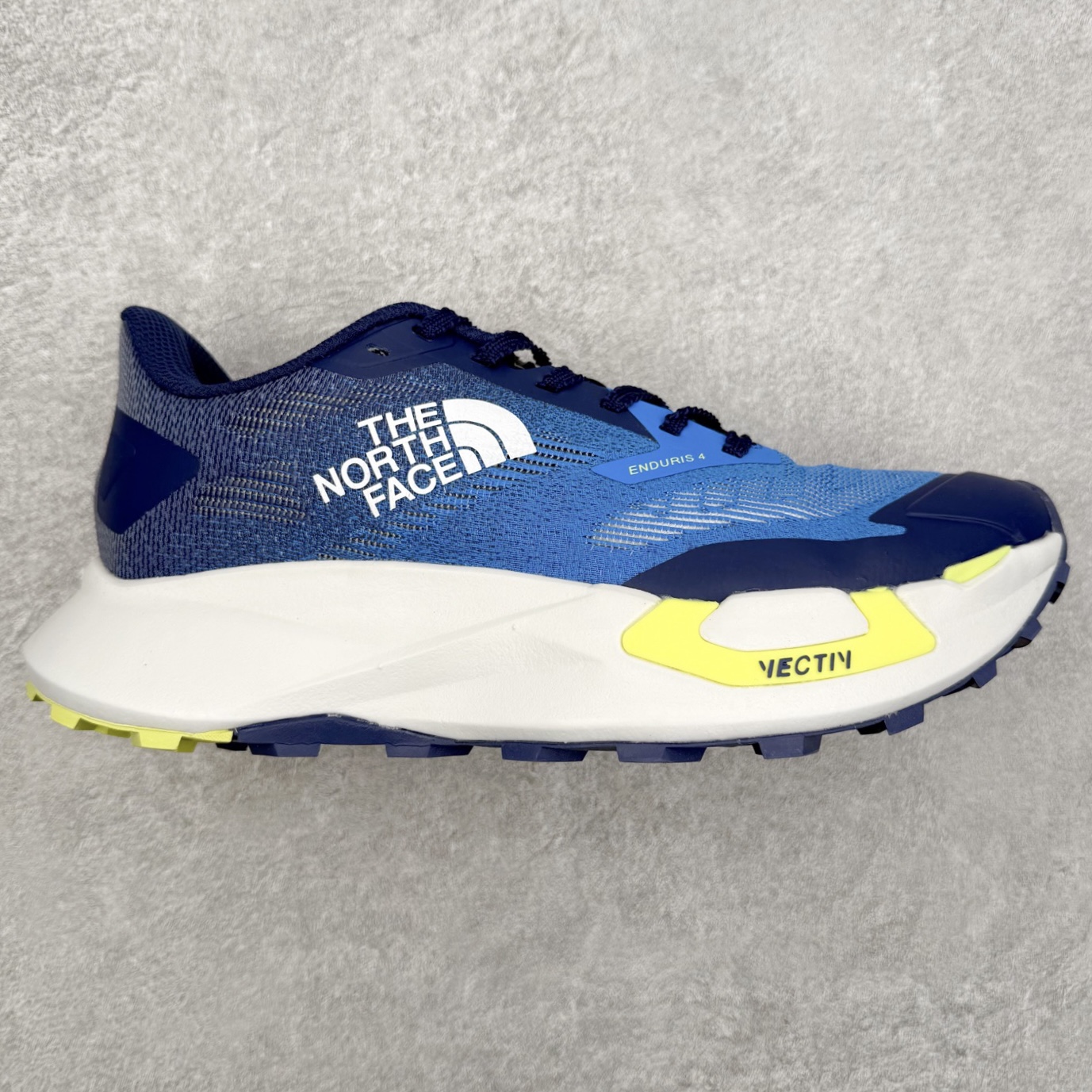 THE NORTH FACE 北面防滑耐磨防水低帮户外功能鞋 有许多相当专业的户外爱好者 非常关心像是越野跑、专业登山鞋等一系列的户外鞋款开箱 本次介绍比较不一样的休闲机能鞋 带来登山朋友爱用的户外品牌北面The North Face的休闲系列徒步鞋款介绍，希望能提供大家于生活与轻旅行的不同选择。不少户外运动爱好者喜欢的专业登山品牌（北面）The North Face自1966年创立，由两位热爱登山徒步的年轻登山者于美西旧金山开创，不断透过研发与创新，并且将最先进的技术结合在服装与鞋款设计，生产多种外型帅气且专业能力非常强的户外服饰，备受欢迎。户外版有许多相当专业的户外爱好者，非常关心像是越野跑、专业登山鞋等一系列的户外鞋款开箱，本次介绍比较不一样的休闲机能鞋，带来登山朋友爱用的户外品牌北面The North Face的休闲系列徒步鞋款介绍，希望能提供大家于生活与轻旅行的不同选择。此鞋并非归类在专业登山鞋家族中，而是以高性价比、适合日常训练作为主推卖点，对登山初学的朋友来说，这双鞋耐磨与耐穿程度更是入手的绝佳理由，但是对进阶登山者而言，此鞋可能无法战胜难度更高的徒步登山路线。脚感与登山靴的稳健非常不一样，也不是越野跑鞋的野性、更非慢跑鞋的敏捷，个人觉得此鞋足感非常独特，XtraFoam中底的泡沫材质非常柔软，即使没有鞋带系统辅助，但是EXTS外底抓地系统底纹够深，每一步都十分平稳。尺码：39 40 40.5 41 42 42.5 43 44 44.5 45-选品中心