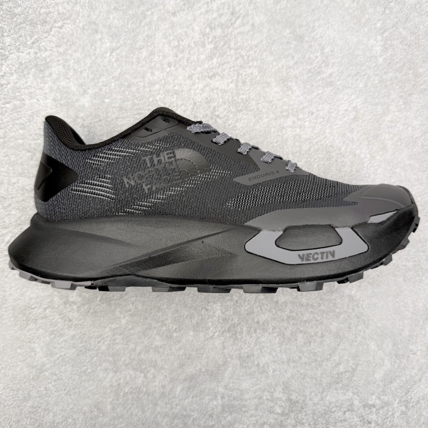 THE NORTH FACE 北面防滑耐磨防水低帮户外功能鞋 有许多相当专业的户外爱好者 非常关心像是越野跑、专业登山鞋等一系列的户外鞋款开箱 本次介绍比较不一样的休闲机能鞋 带来登山朋友爱用的户外品牌北面The North Face的休闲系列徒步鞋款介绍，希望能提供大家于生活与轻旅行的不同选择。不少户外运动爱好者喜欢的专业登山品牌（北面）The North Face自1966年创立，由两位热爱登山徒步的年轻登山者于美西旧金山开创，不断透过研发与创新，并且将最先进的技术结合在服装与鞋款设计，生产多种外型帅气且专业能力非常强的户外服饰，备受欢迎。户外版有许多相当专业的户外爱好者，非常关心像是越野跑、专业登山鞋等一系列的户外鞋款开箱，本次介绍比较不一样的休闲机能鞋，带来登山朋友爱用的户外品牌北面The North Face的休闲系列徒步鞋款介绍，希望能提供大家于生活与轻旅行的不同选择。此鞋并非归类在专业登山鞋家族中，而是以高性价比、适合日常训练作为主推卖点，对登山初学的朋友来说，这双鞋耐磨与耐穿程度更是入手的绝佳理由，但是对进阶登山者而言，此鞋可能无法战胜难度更高的徒步登山路线。脚感与登山靴的稳健非常不一样，也不是越野跑鞋的野性、更非慢跑鞋的敏捷，个人觉得此鞋足感非常独特，XtraFoam中底的泡沫材质非常柔软，即使没有鞋带系统辅助，但是EXTS外底抓地系统底纹够深，每一步都十分平稳。尺码：39 40 40.5 41 42 42.5 43 44 44.5 45-选品中心